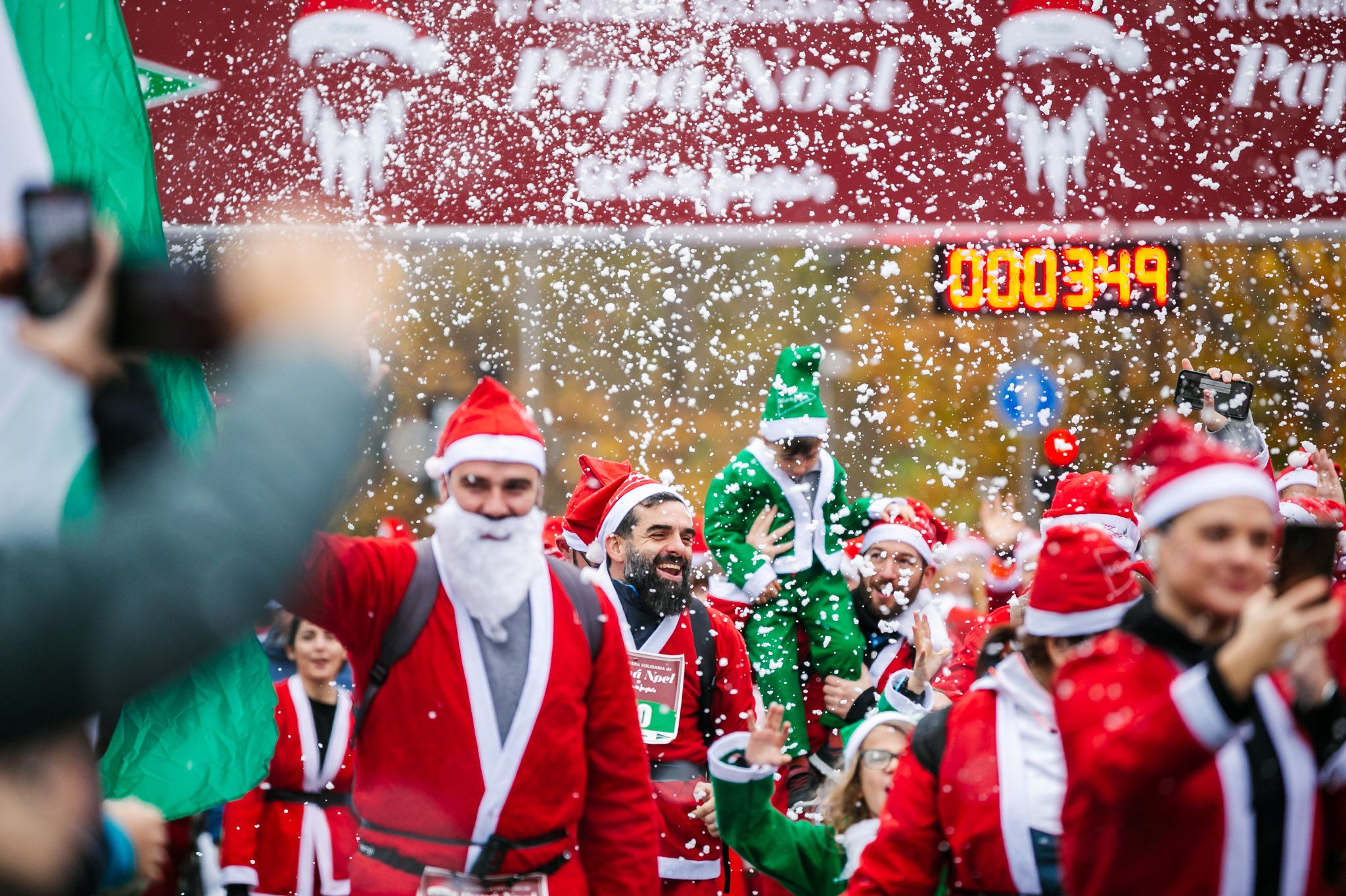 Las mejores fotos de la salida de la Carrera de Papá Noel El Corte Inglés 2022.