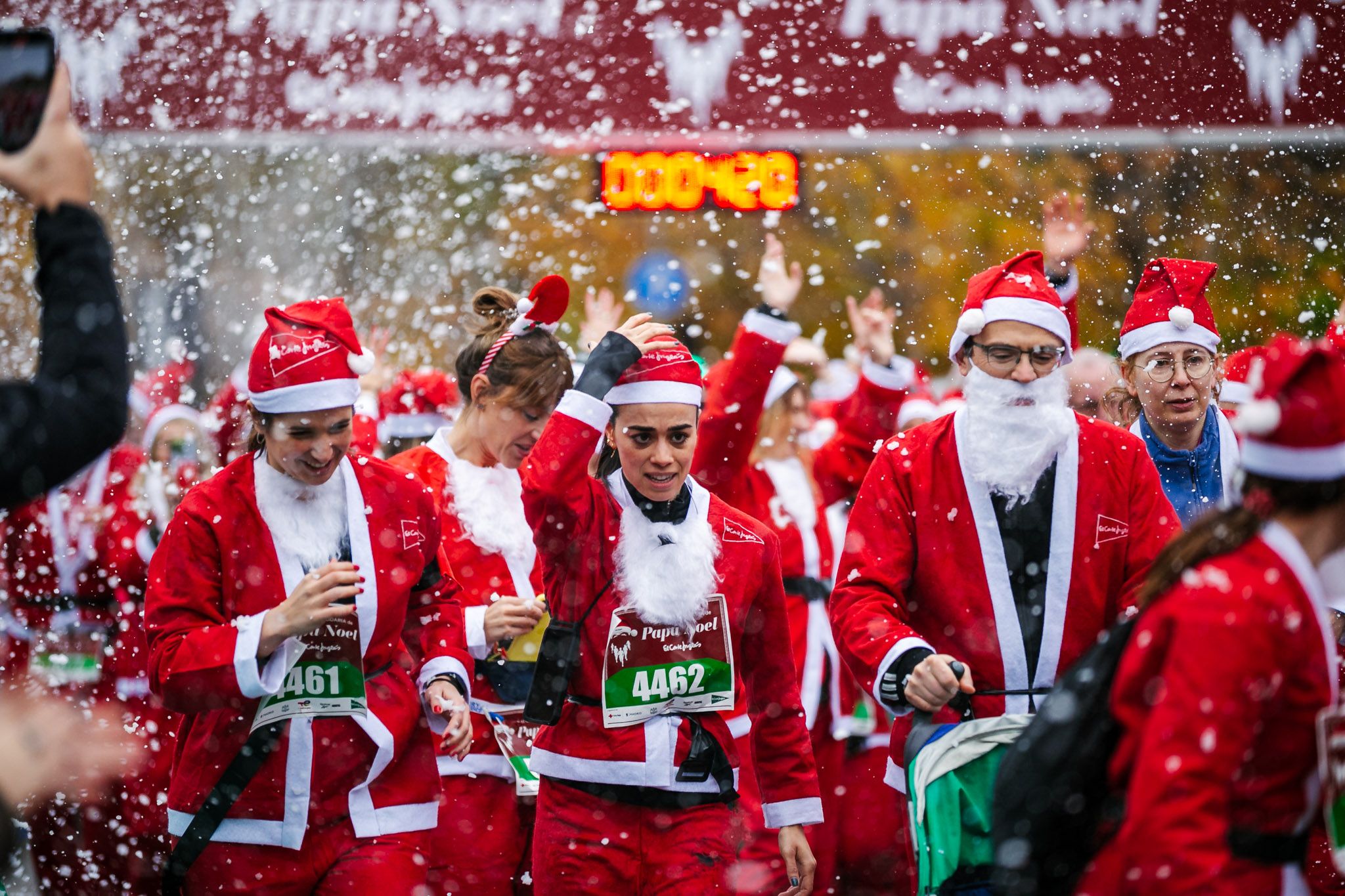 Las mejores fotos de la salida de la Carrera de Papá Noel El Corte Inglés 2022.