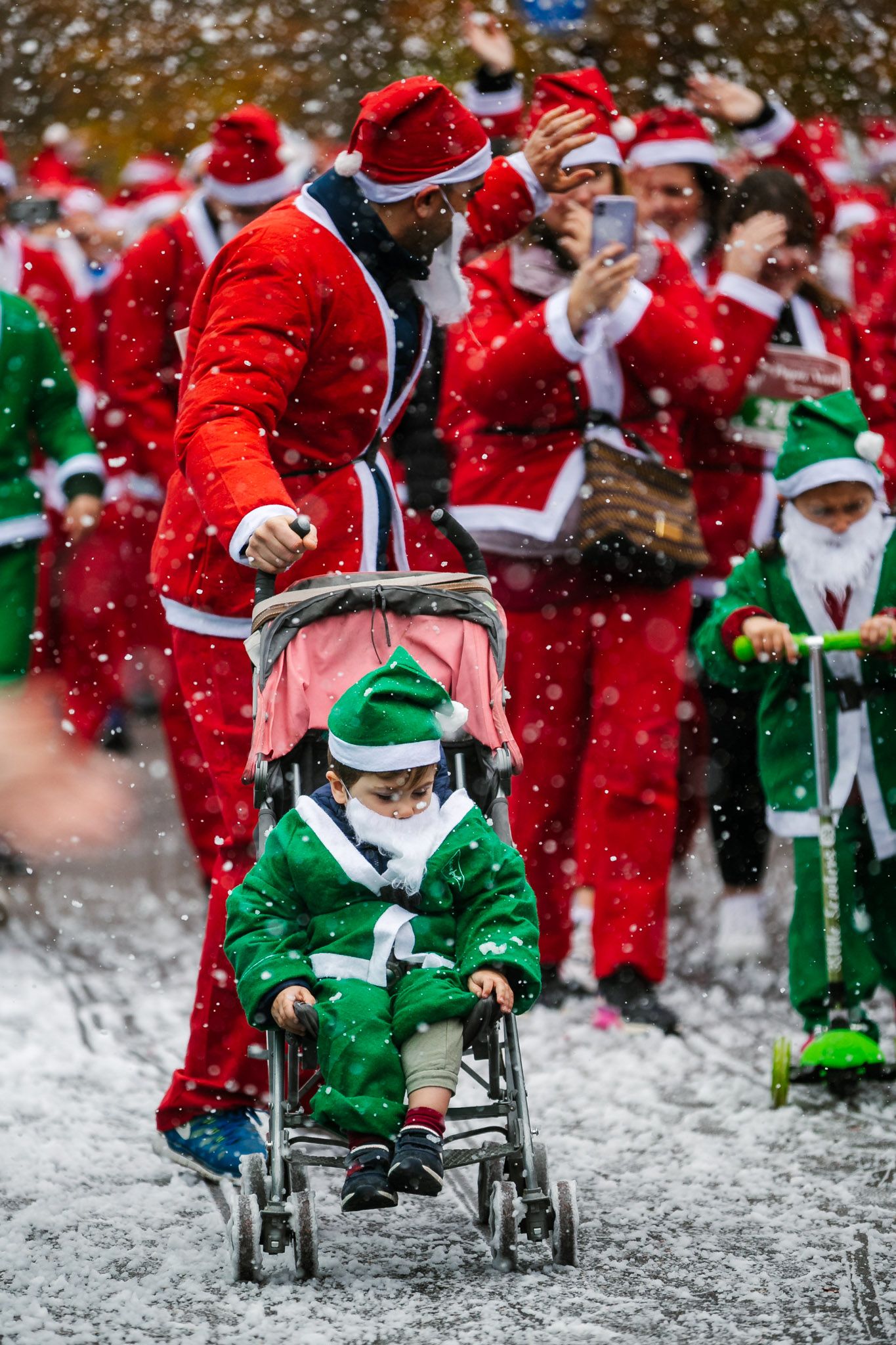 Las mejores fotos de la salida de la Carrera de Papá Noel El Corte Inglés 2022.