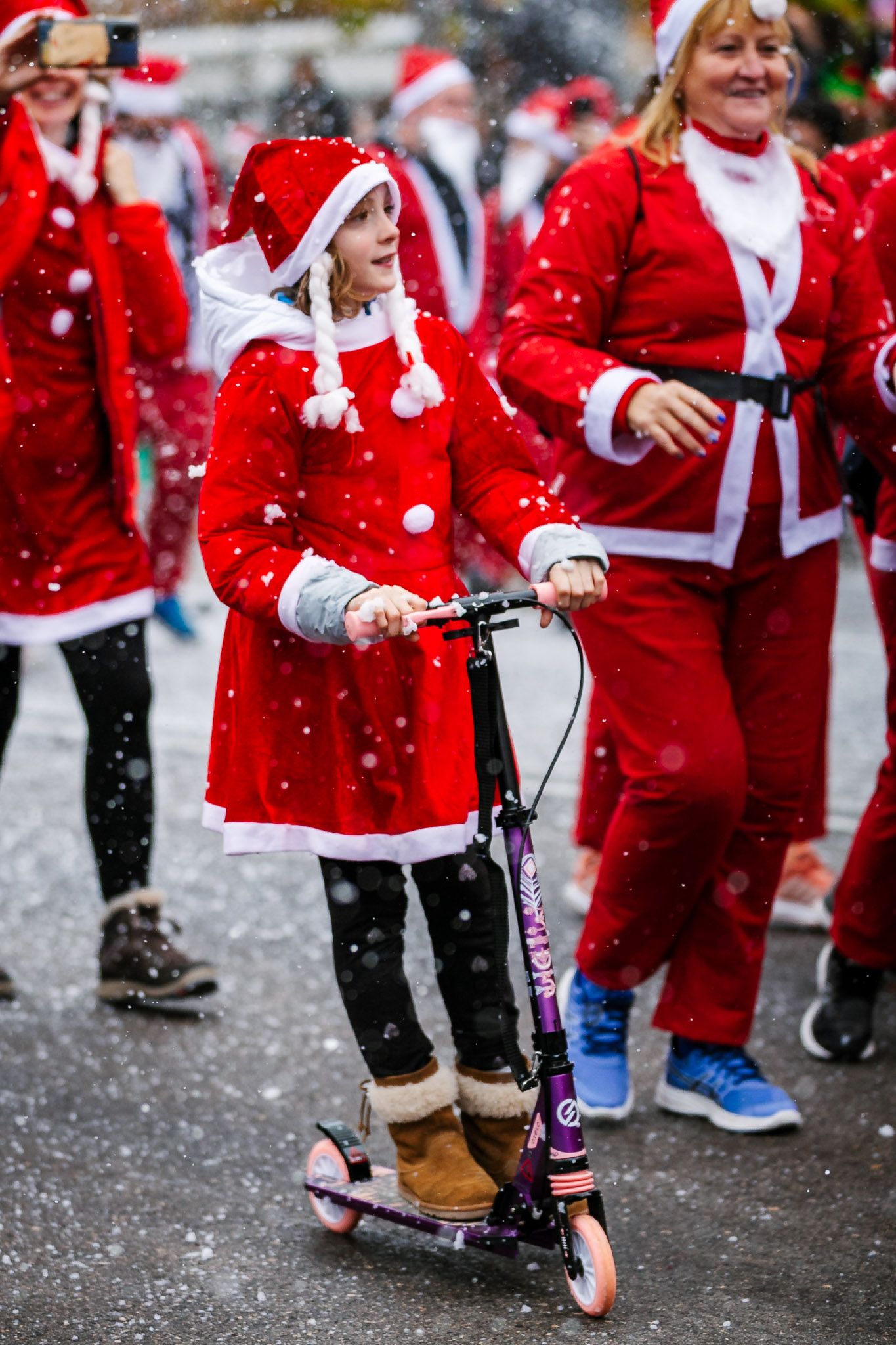 Las mejores fotos de la salida de la Carrera de Papá Noel El Corte Inglés 2022.