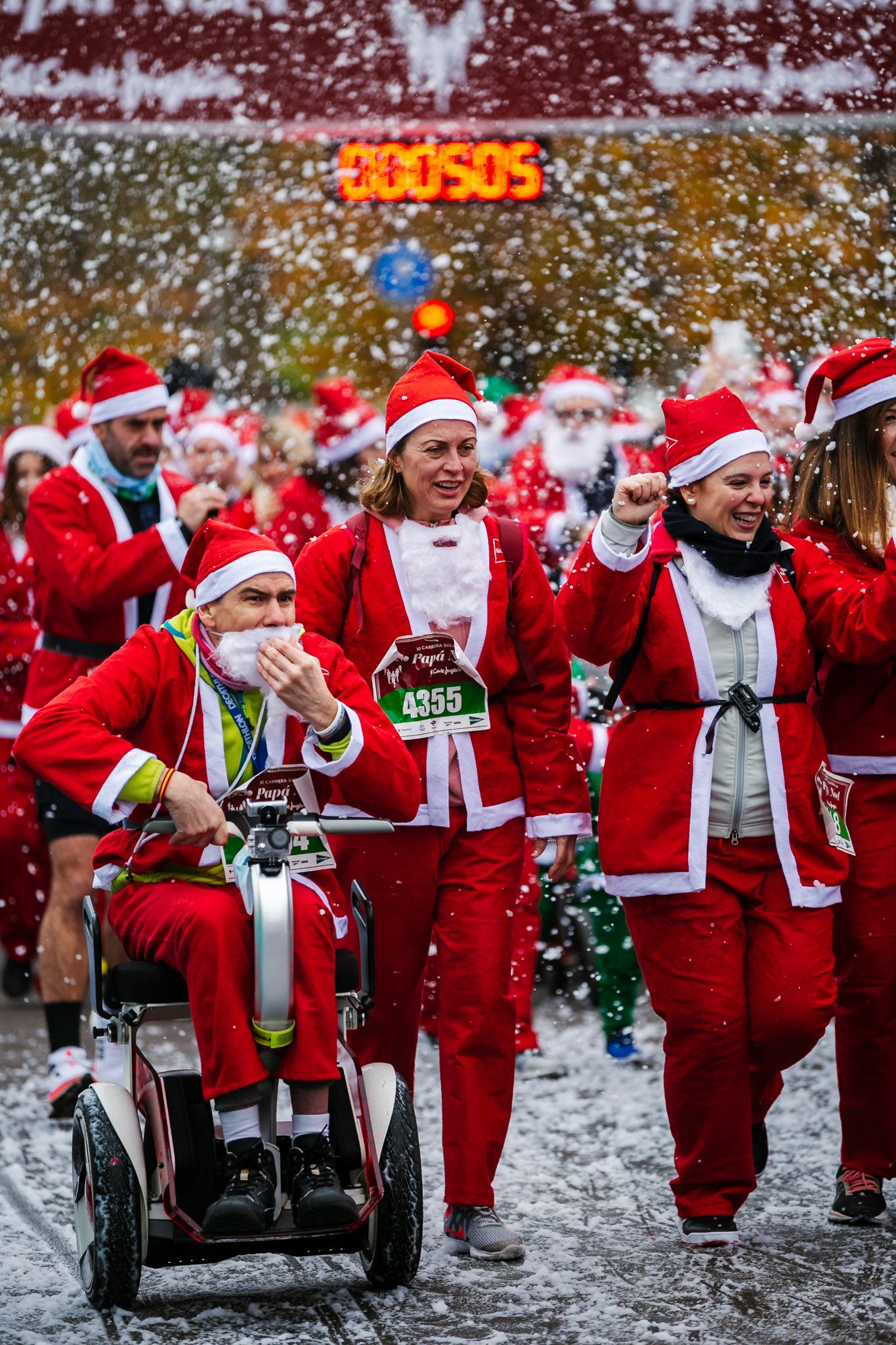 Las mejores fotos de la salida de la Carrera de Papá Noel El Corte Inglés 2022.