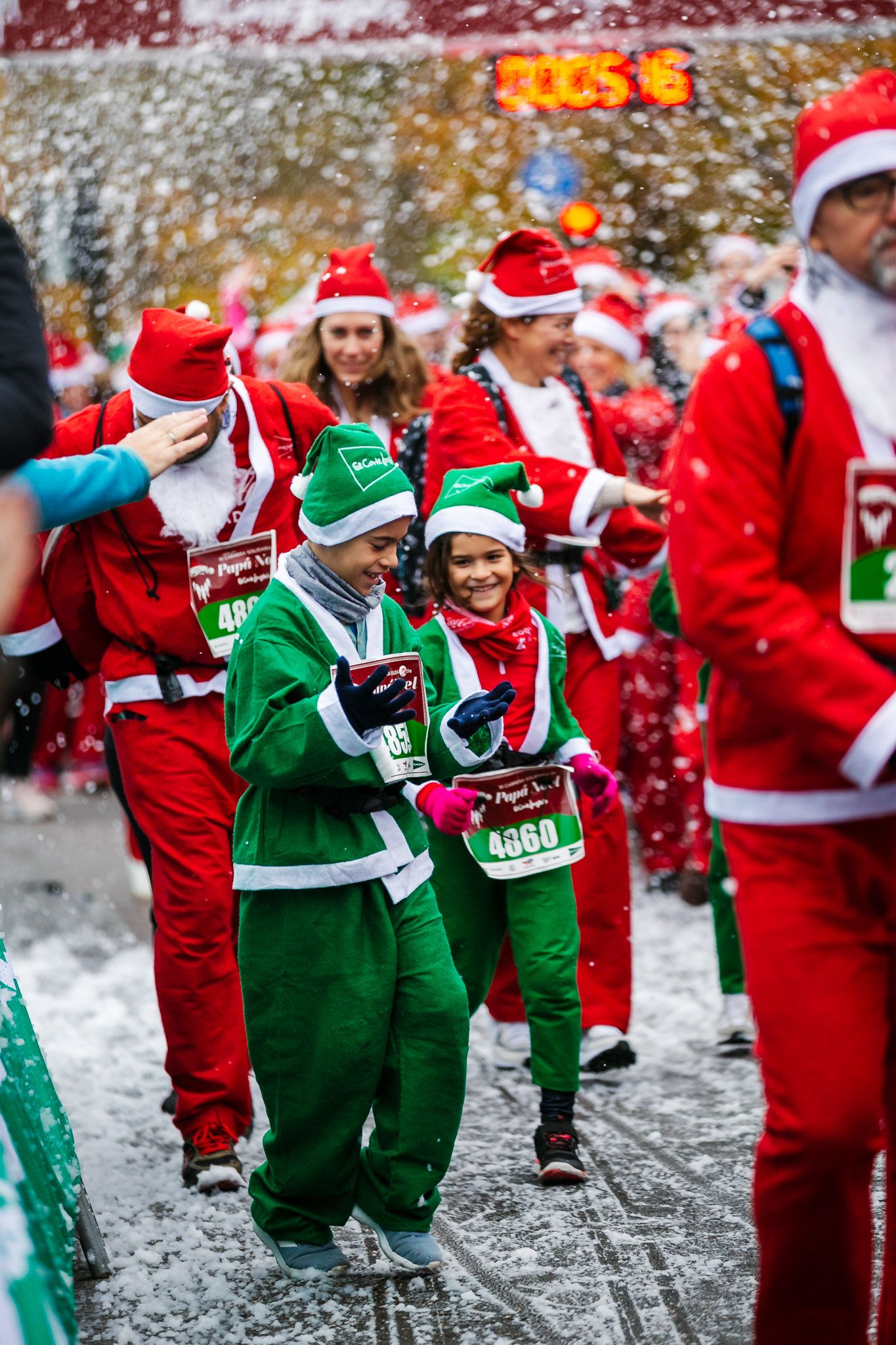 Las mejores fotos de la salida de la Carrera de Papá Noel El Corte Inglés 2022.