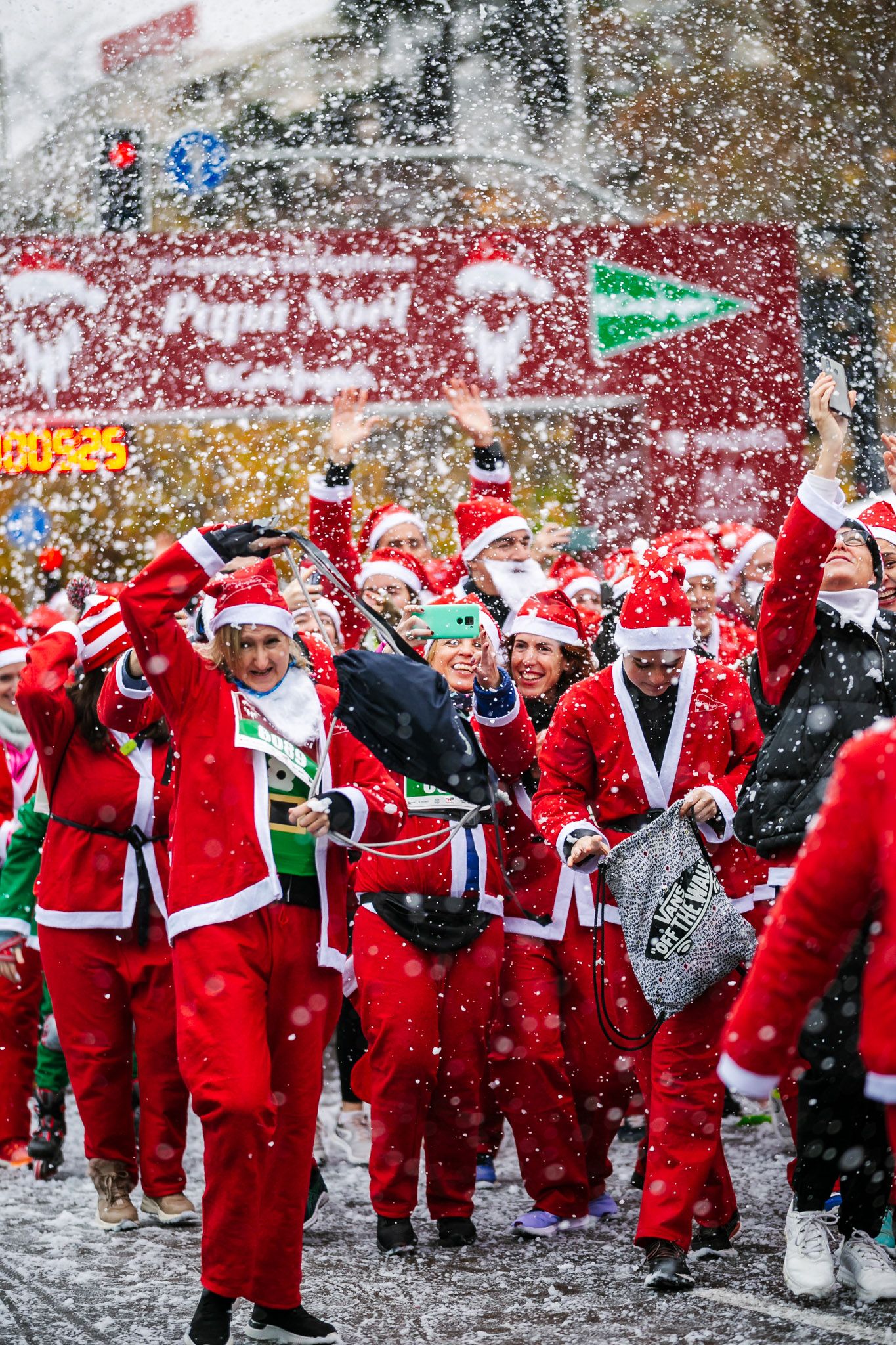 Las mejores fotos de la salida de la Carrera de Papá Noel El Corte Inglés 2022.