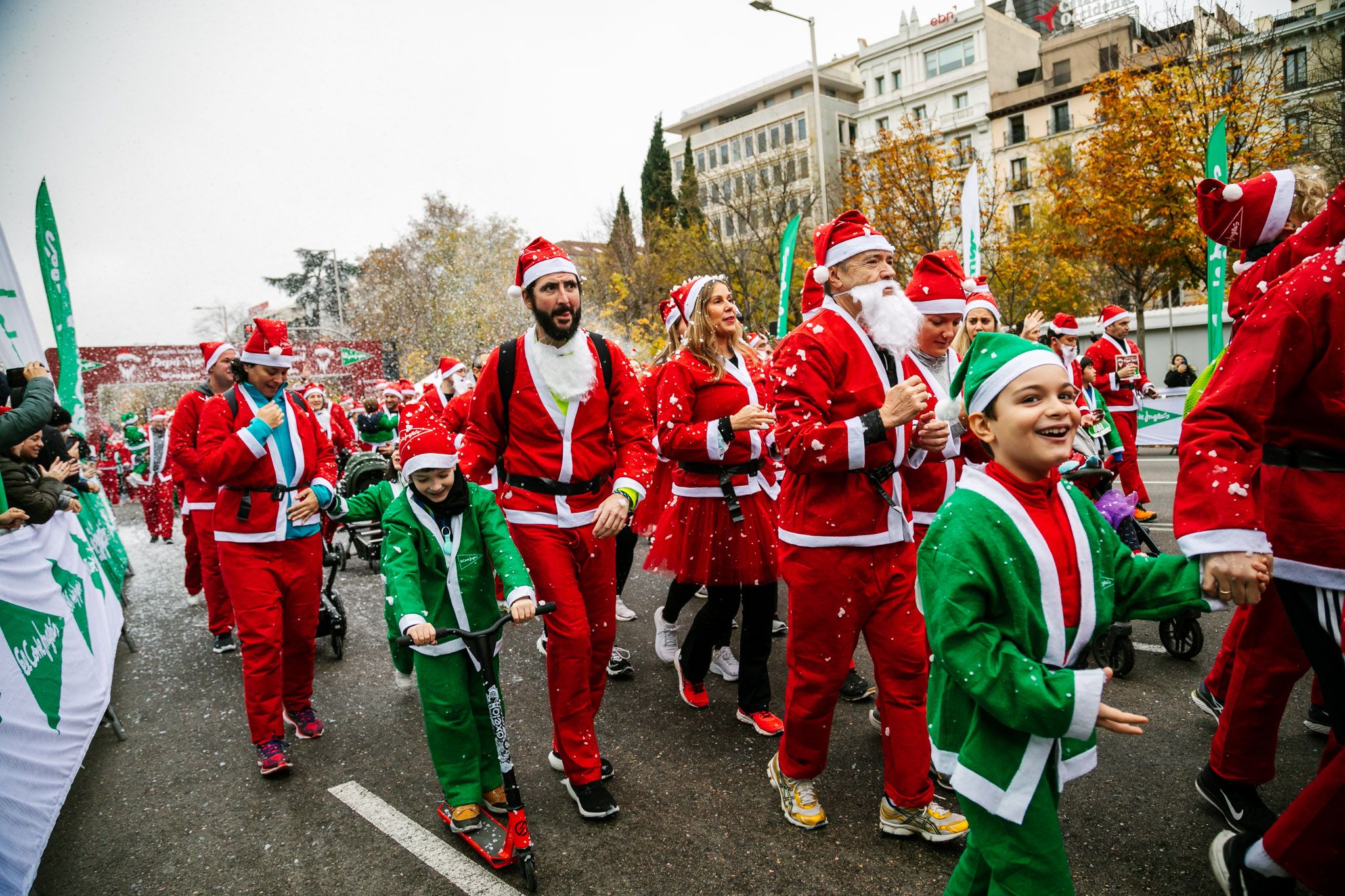 Las mejores fotos de la salida de la Carrera de Papá Noel El Corte Inglés 2022.