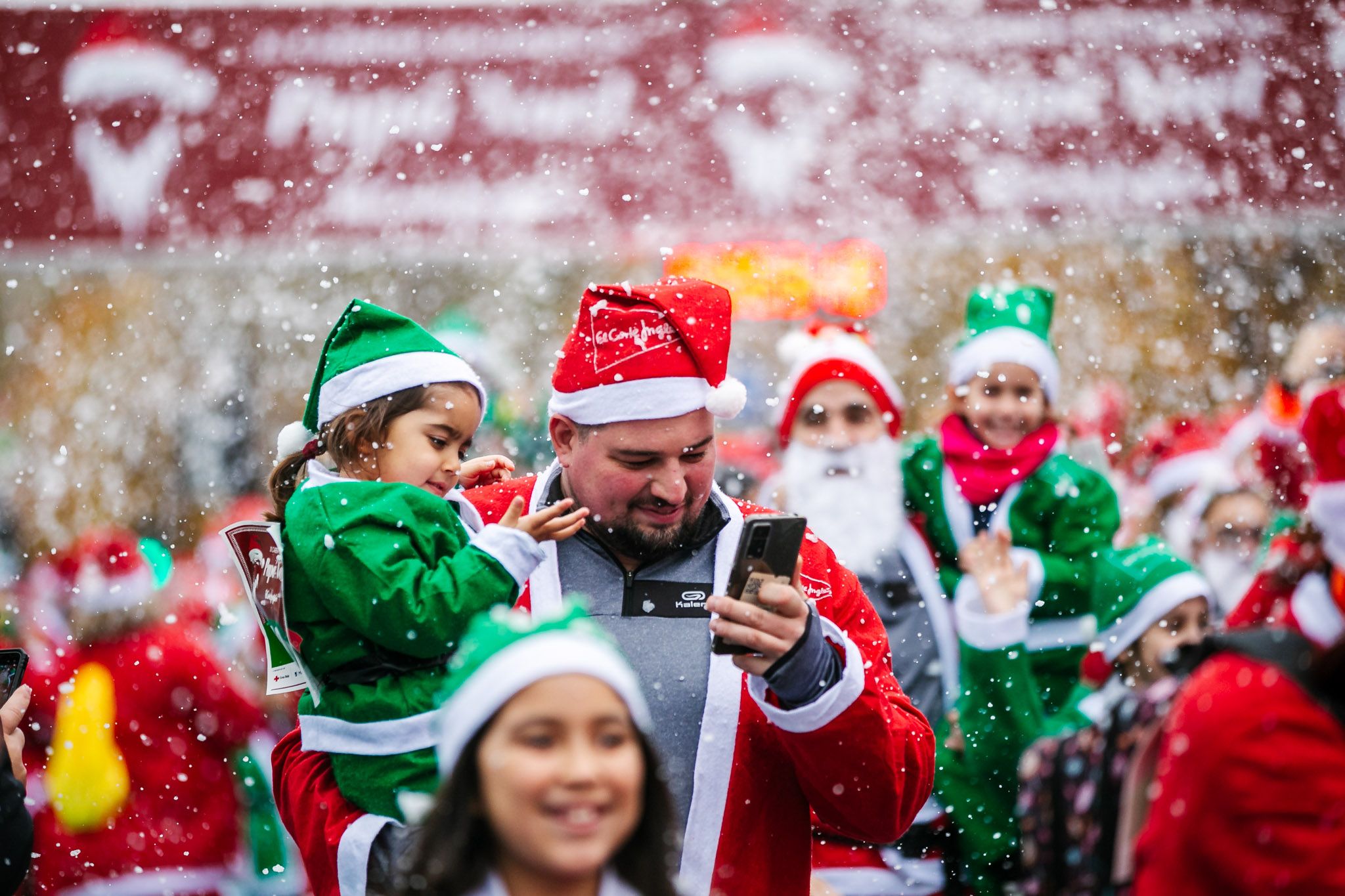 Las mejores fotos de la salida de la Carrera de Papá Noel El Corte Inglés 2022.