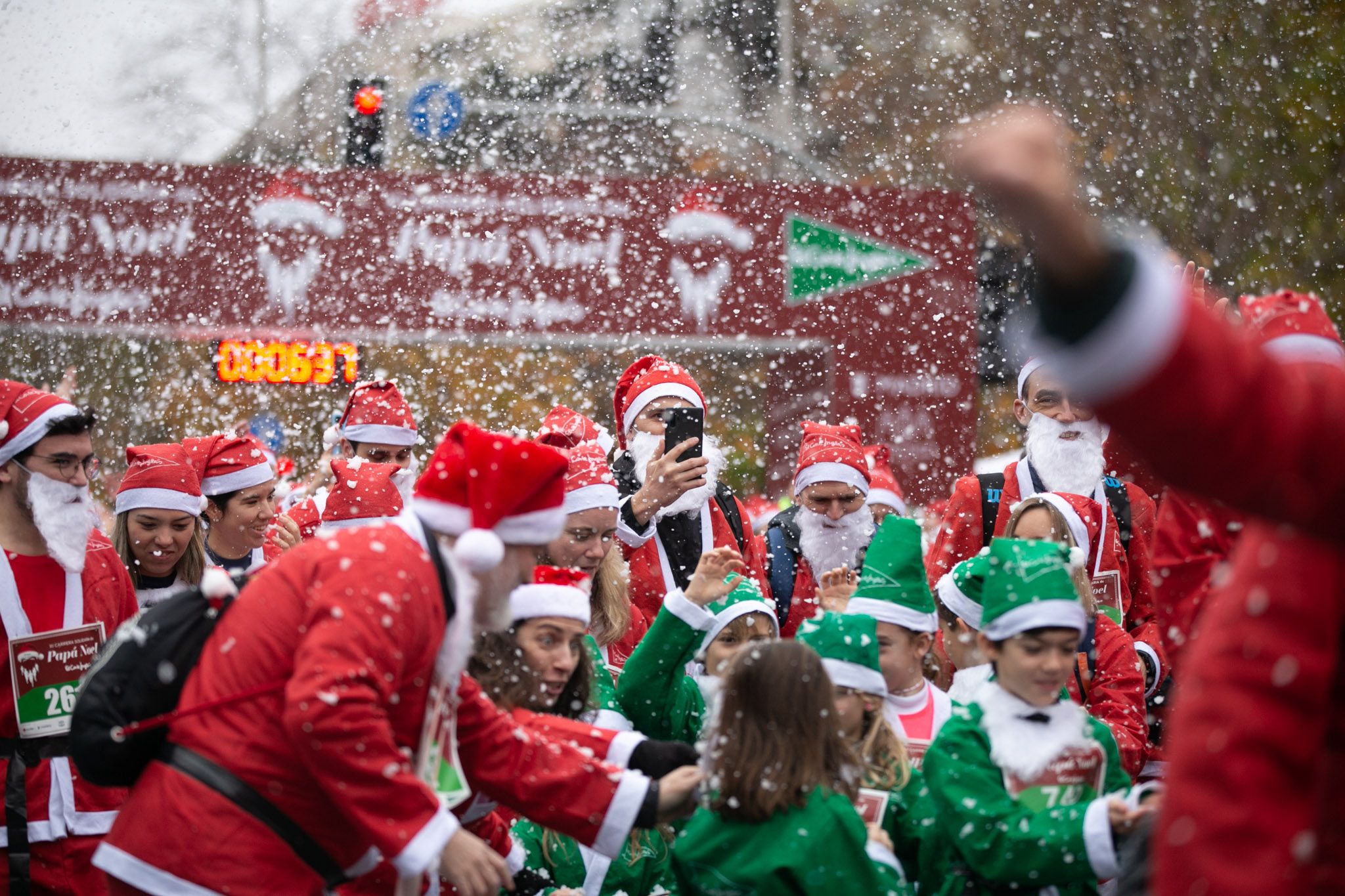 Las mejores fotos de la salida de la Carrera de Papá Noel El Corte Inglés 2022.