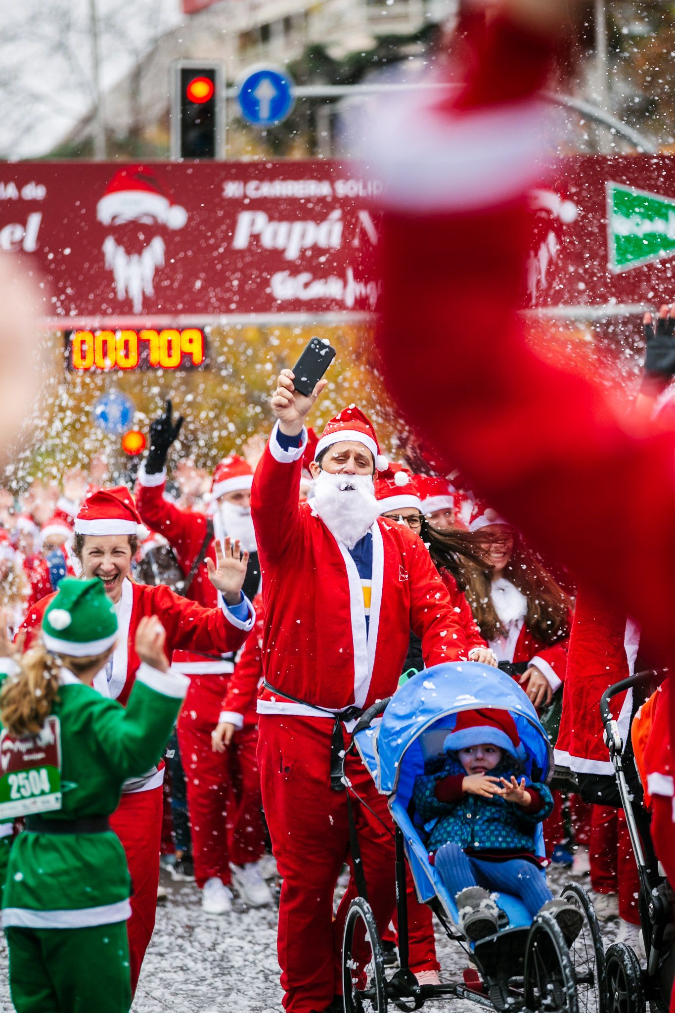 Las mejores fotos de la salida de la Carrera de Papá Noel El Corte Inglés 2022.