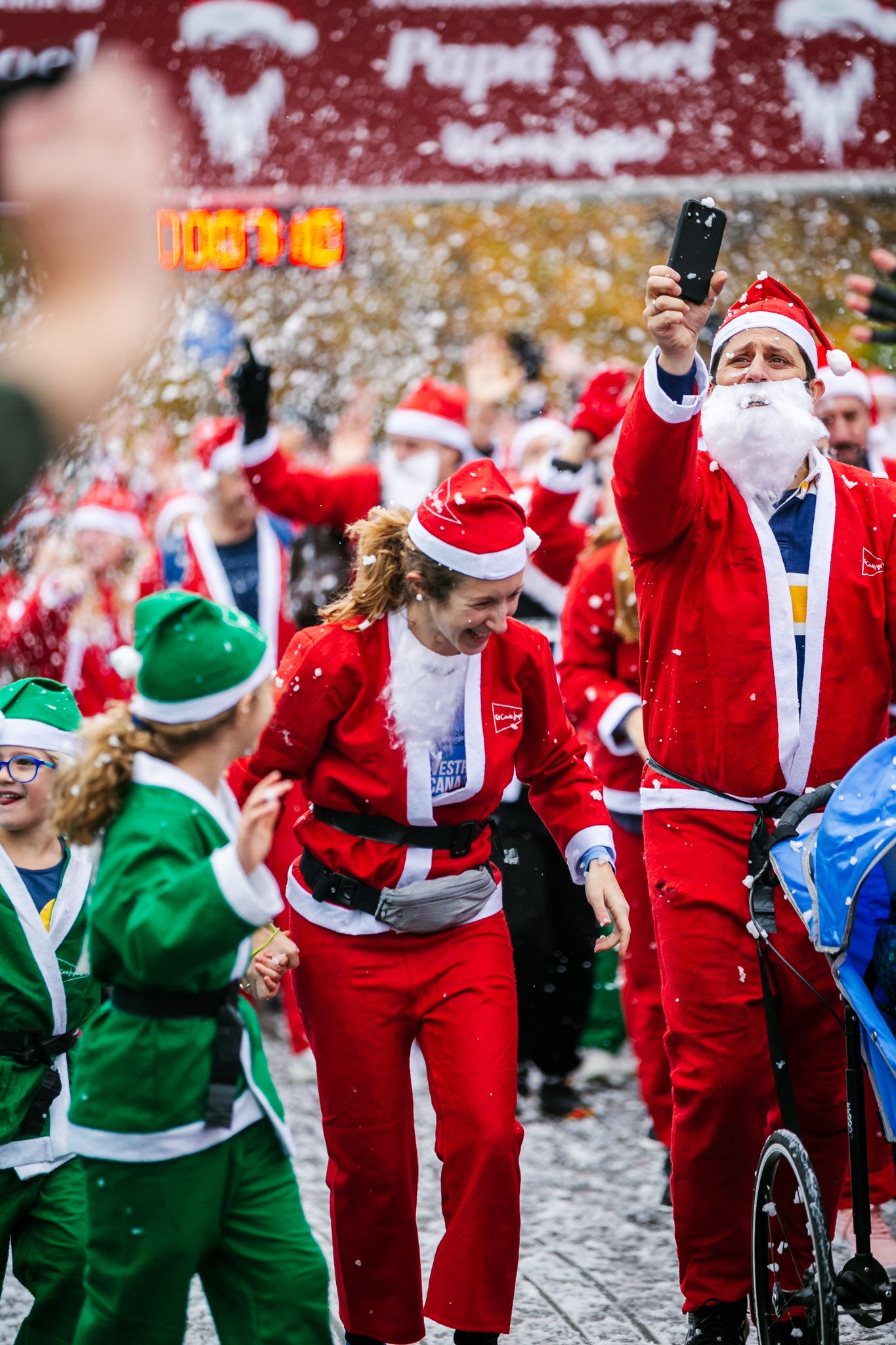 Las mejores fotos de la salida de la Carrera de Papá Noel El Corte Inglés 2022.