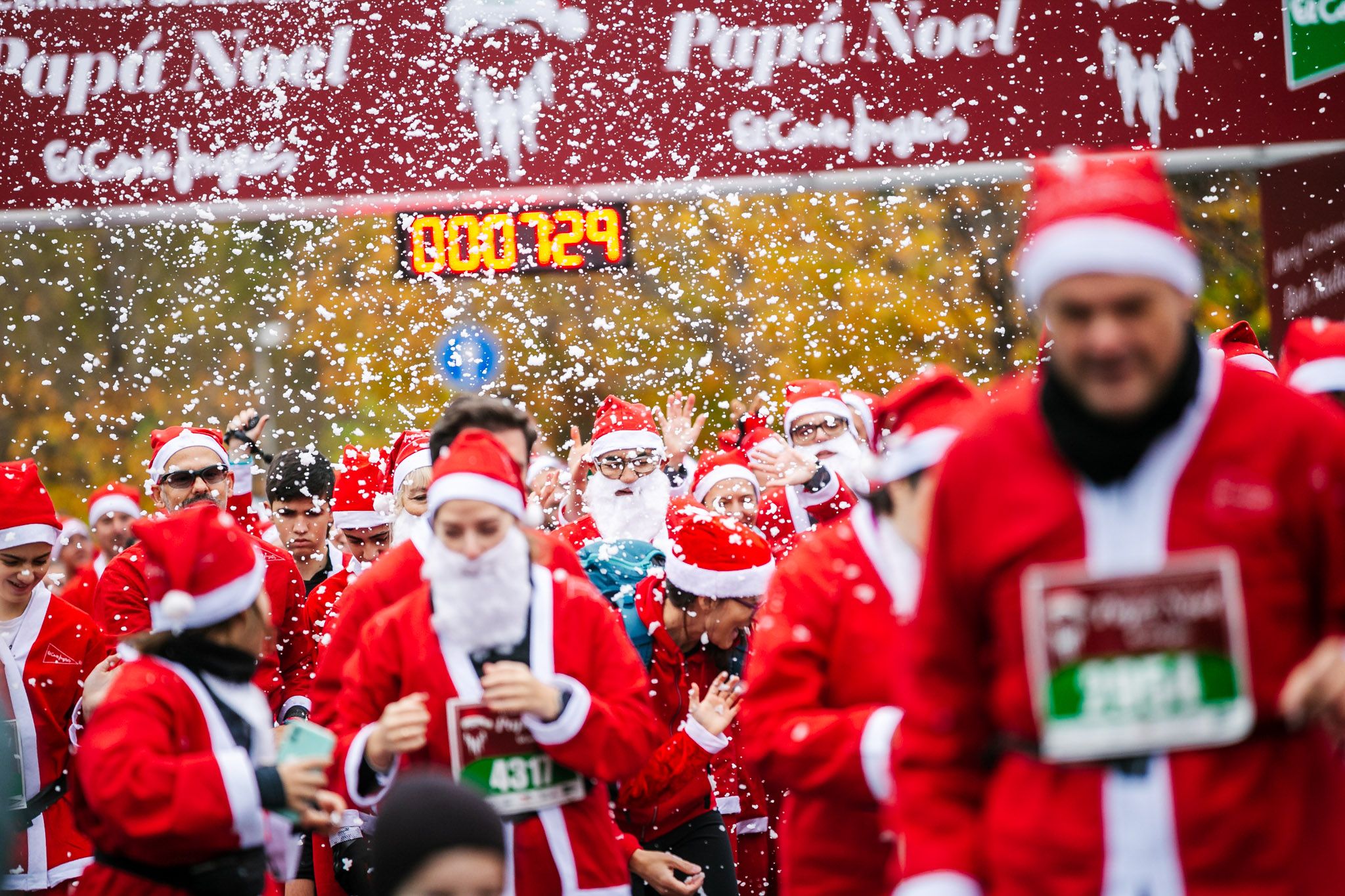 Las mejores fotos de la salida de la Carrera de Papá Noel El Corte Inglés 2022.