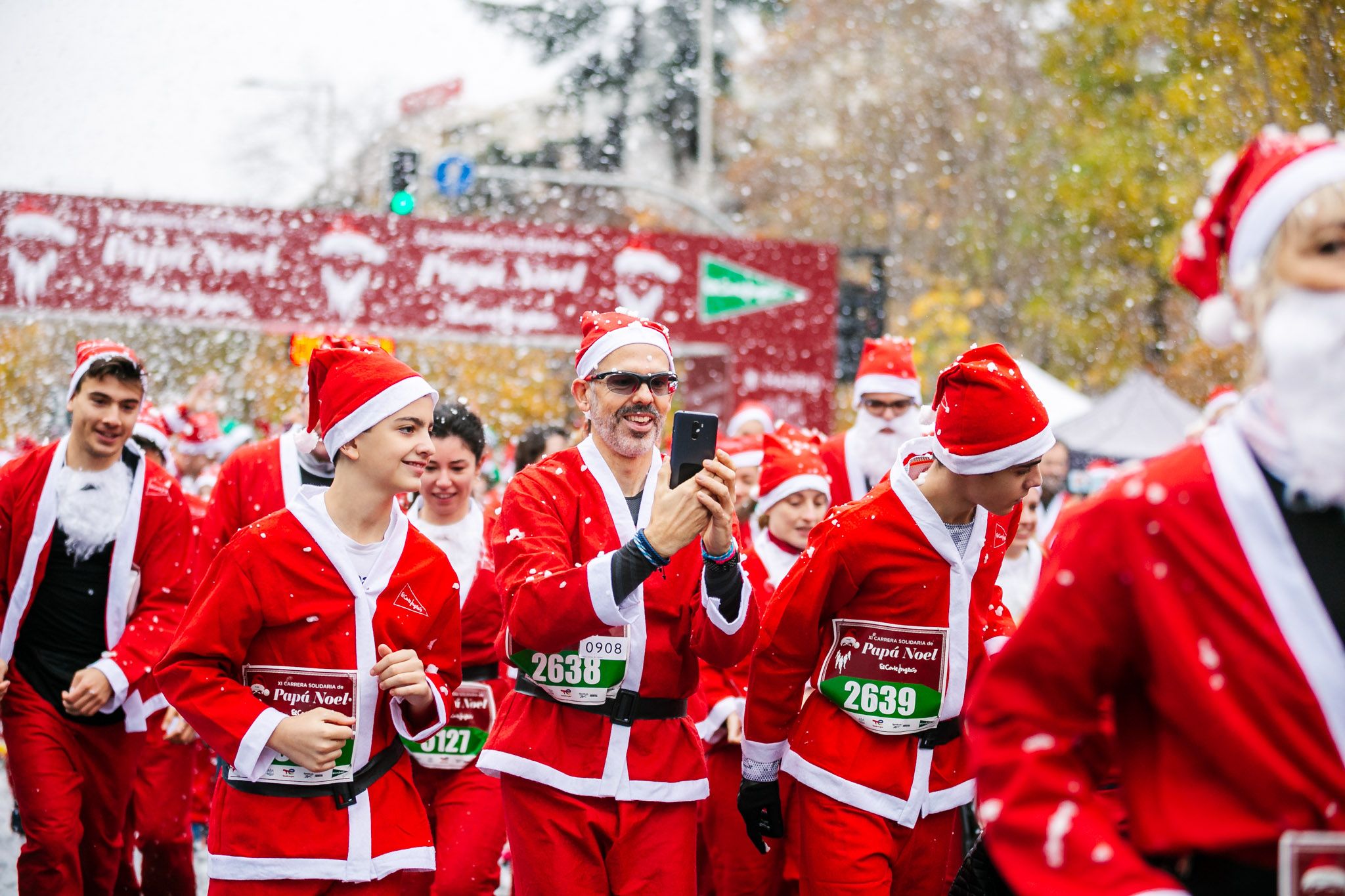 Las mejores fotos de la salida de la Carrera de Papá Noel El Corte Inglés 2022.