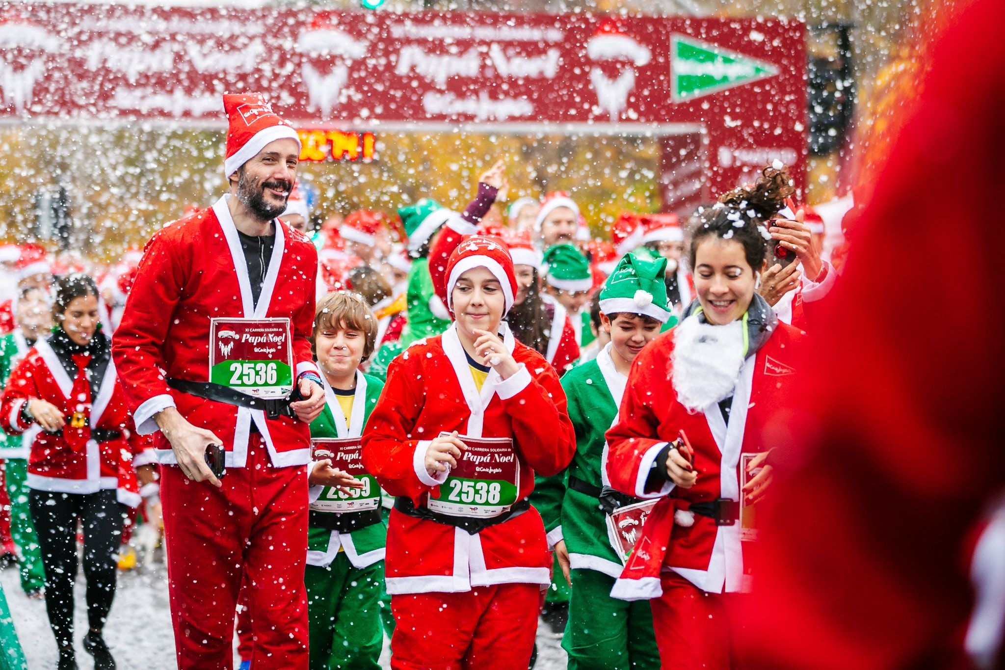 Las mejores fotos de la salida de la Carrera de Papá Noel El Corte Inglés 2022.