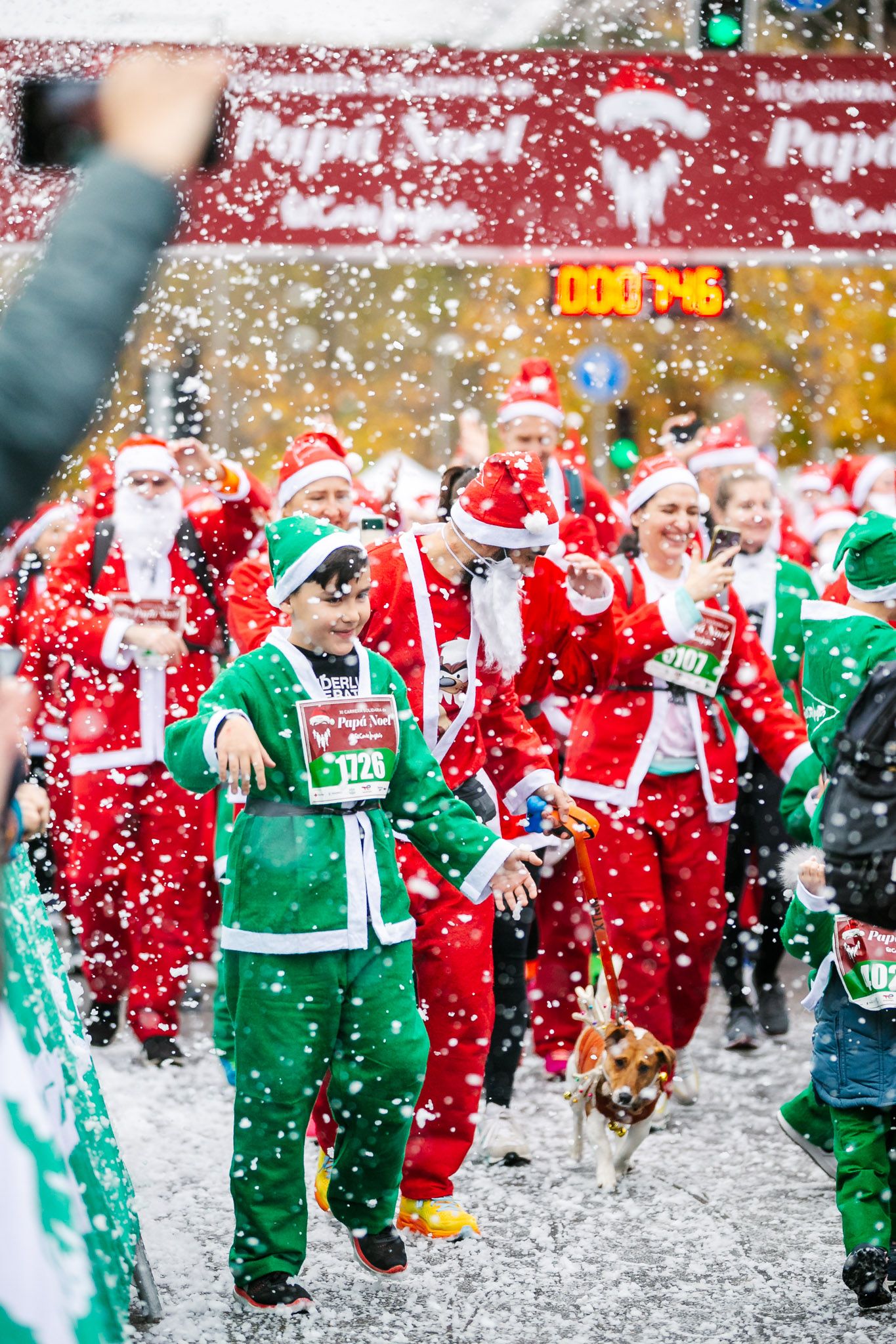 Las mejores fotos de la salida de la Carrera de Papá Noel El Corte Inglés 2022.
