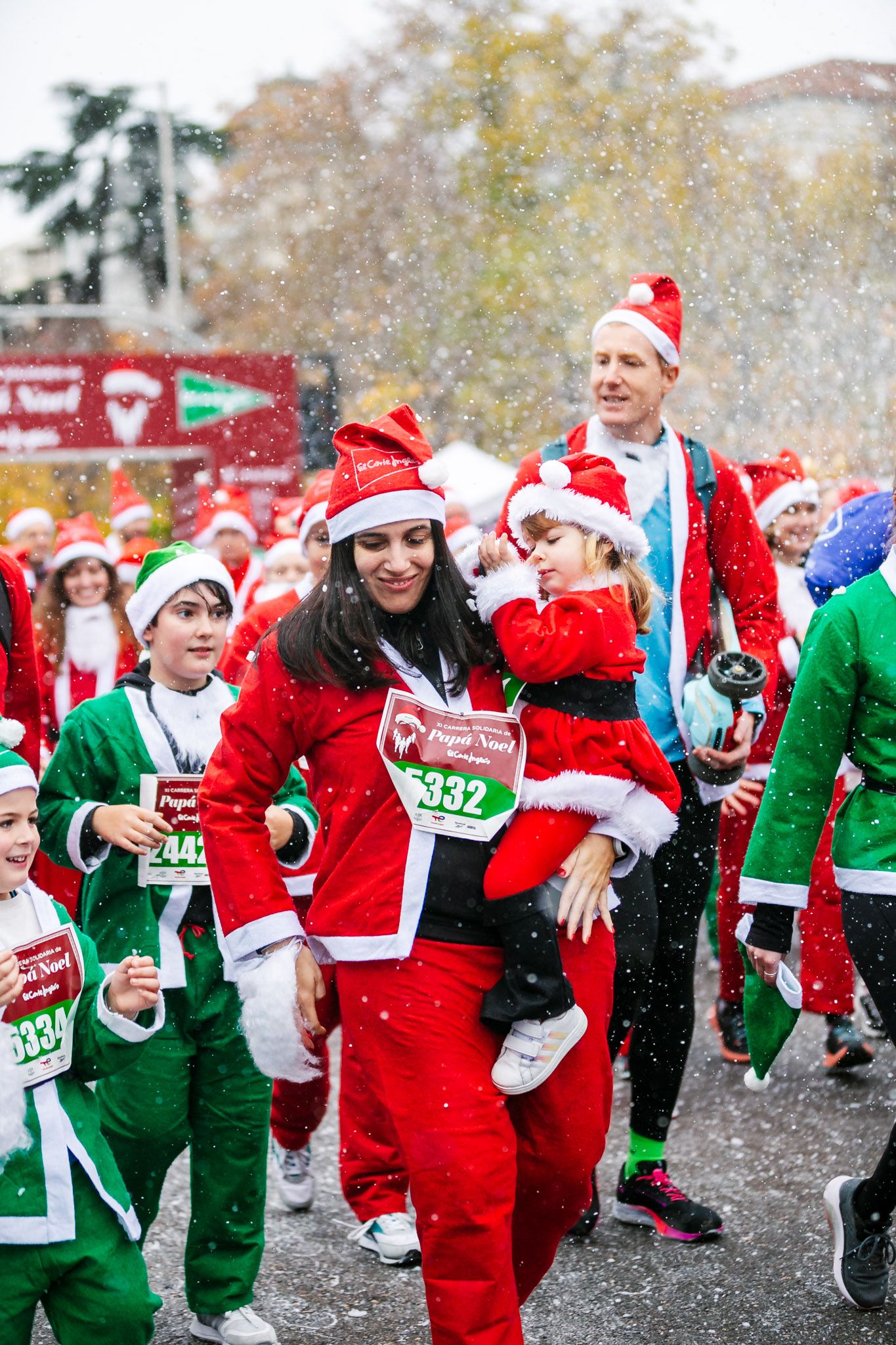 Las mejores fotos de la salida de la Carrera de Papá Noel El Corte Inglés 2022.