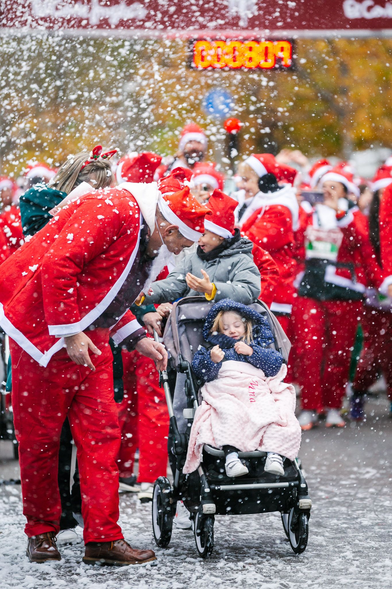 Las mejores fotos de la salida de la Carrera de Papá Noel El Corte Inglés 2022.