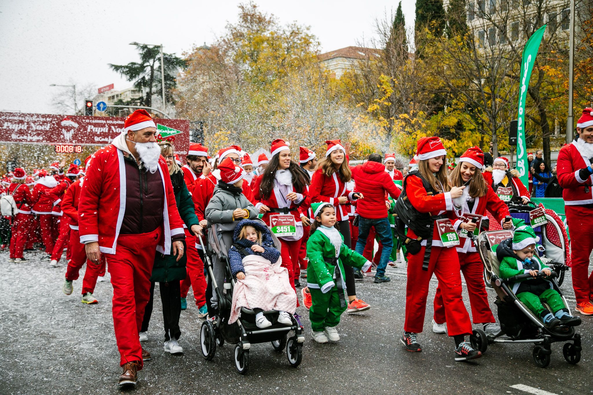 Las mejores fotos de la salida de la Carrera de Papá Noel El Corte Inglés 2022.