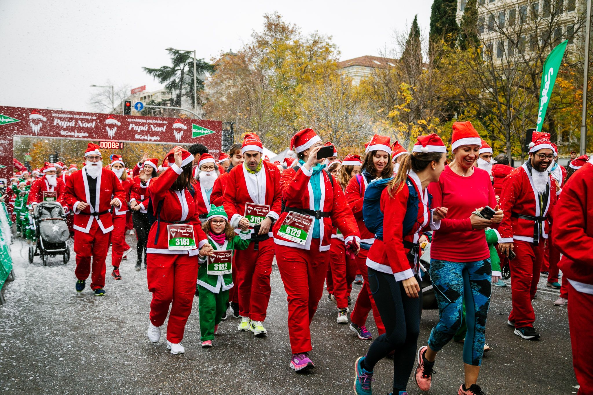 Las mejores fotos de la salida de la Carrera de Papá Noel El Corte Inglés 2022.