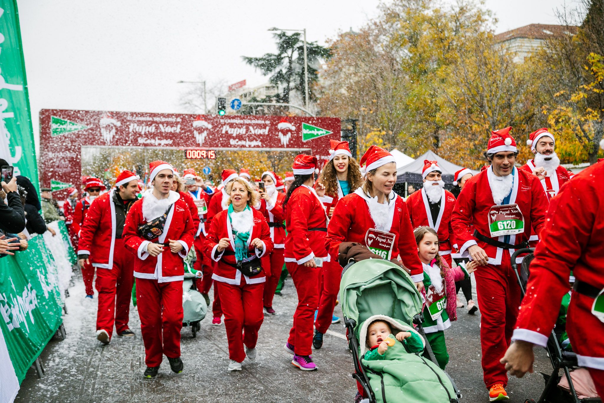 Las mejores fotos de la salida de la Carrera de Papá Noel El Corte Inglés 2022.