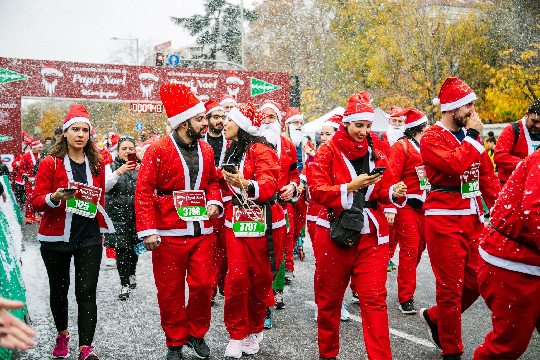Las mejores fotos de la salida de la Carrera de Papá Noel El Corte Inglés 2022.
