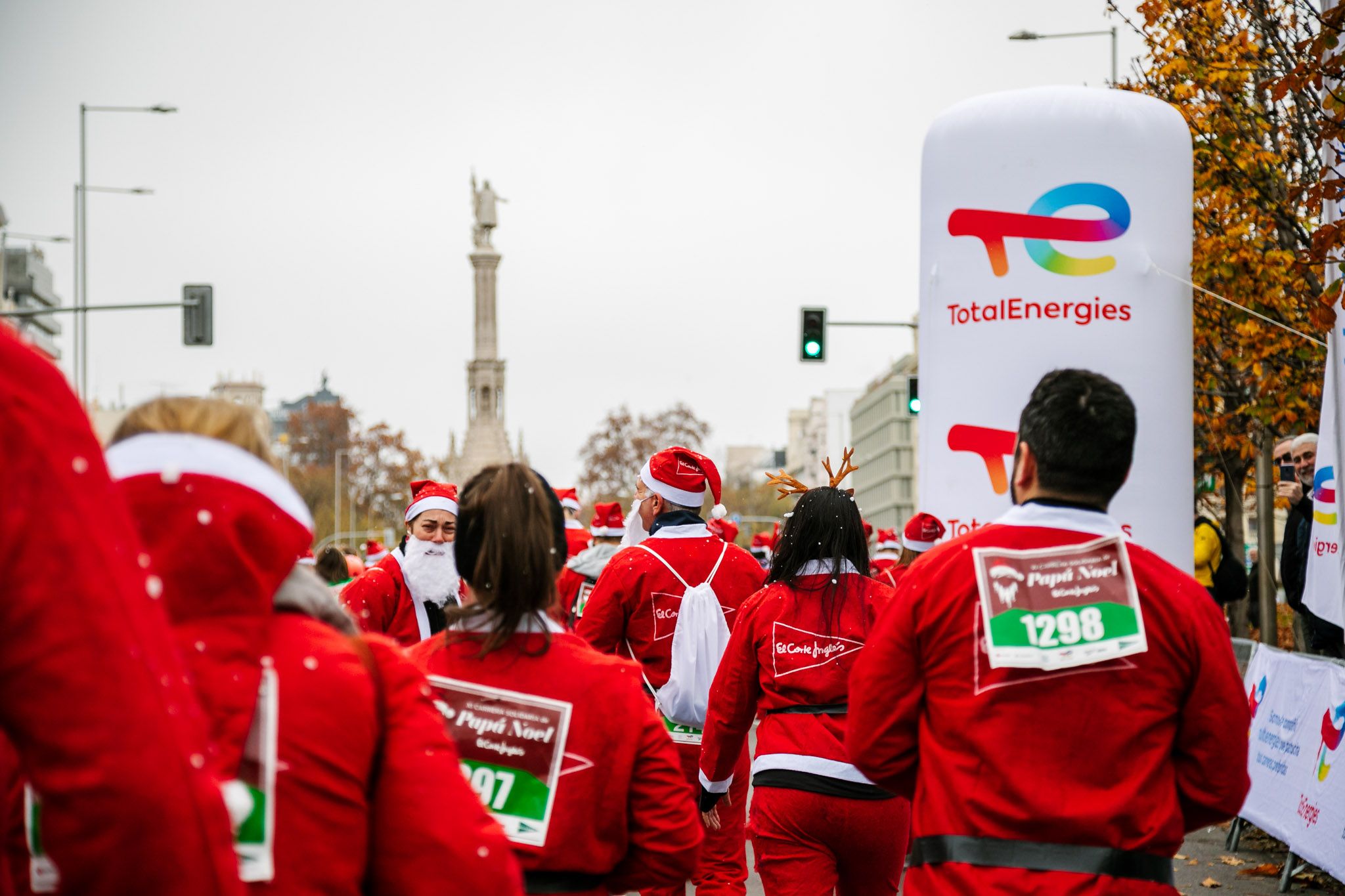 Las mejores fotos de la salida de la Carrera de Papá Noel El Corte Inglés 2022.