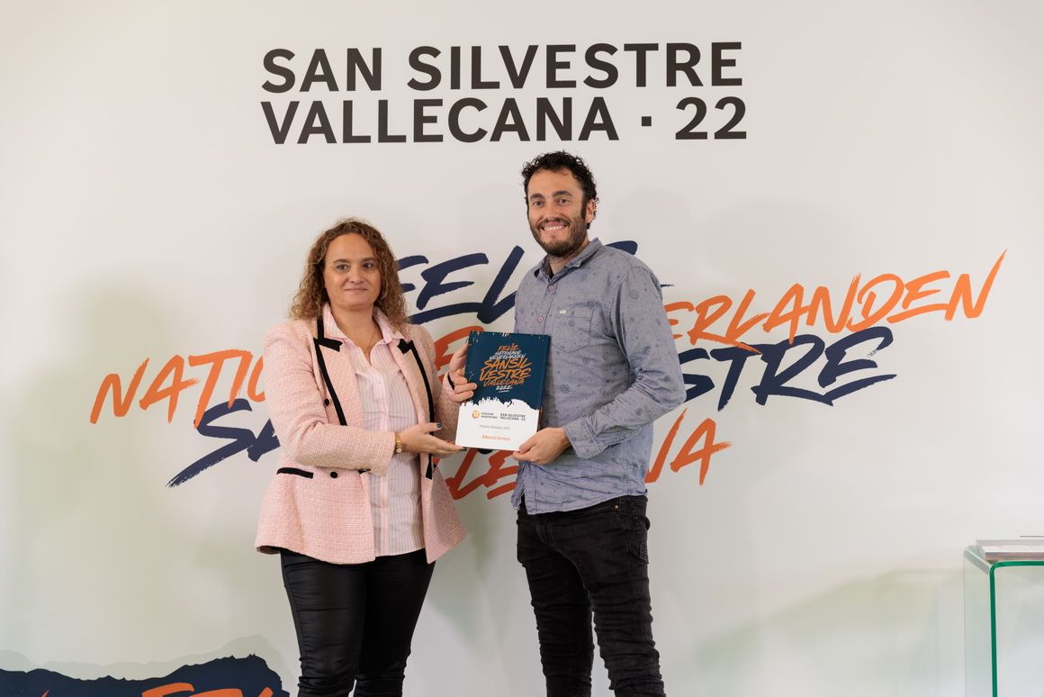 Patricia Sabugueiro entregando el Silvestre del Año a Alberto Urraca