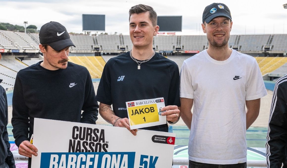 Jakob Ingebrigtsen y sus hermanos, Henrik y Filip, en el Estadio Olímpico de Barcelona. ORGANIZACIÓN.