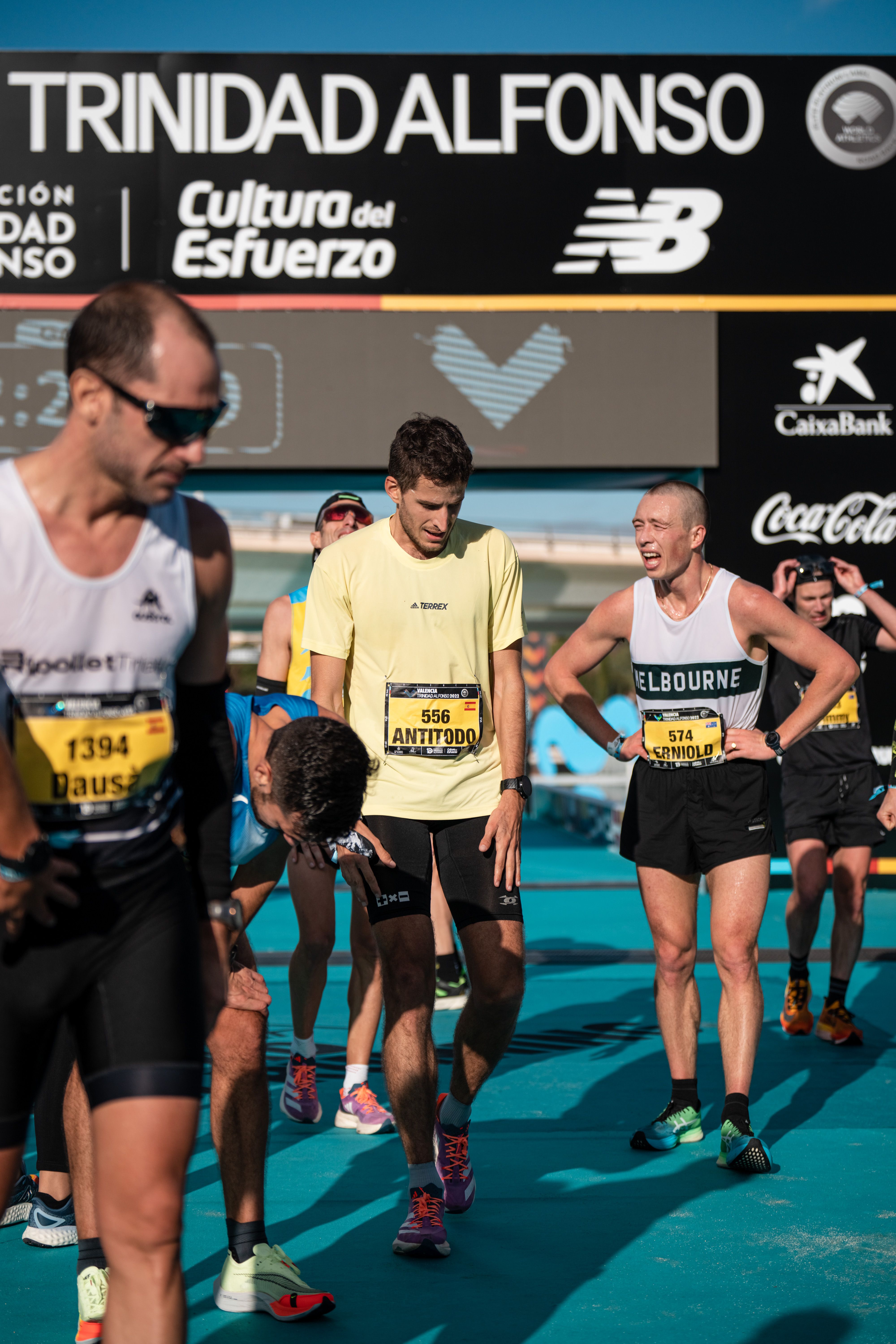 La línea de meta, plagada de corredores a punto de que el crono marcase las 2 horas y 30 minutos. SPORTMEDIA. La línea de meta, plagada de corredores a punto de que el crono marcase las 2 horas y 30 minutos. SPORTMEDIA.