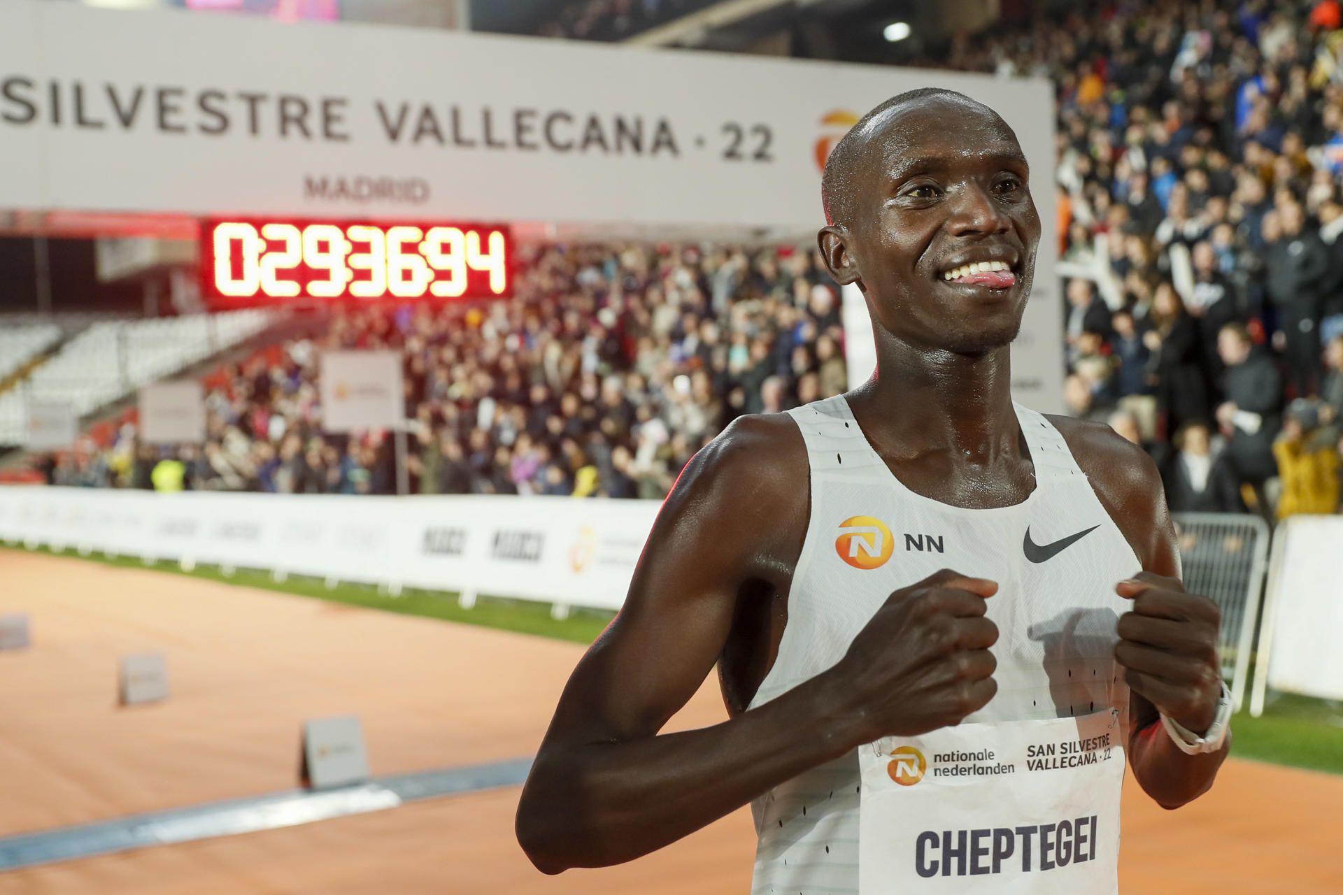 El ugandés Joshua Cheptengue se impone en la popular San Silvestre Vallecana, en la que más de 41.000 corredores han participado por las calles de Madrid. EFE.