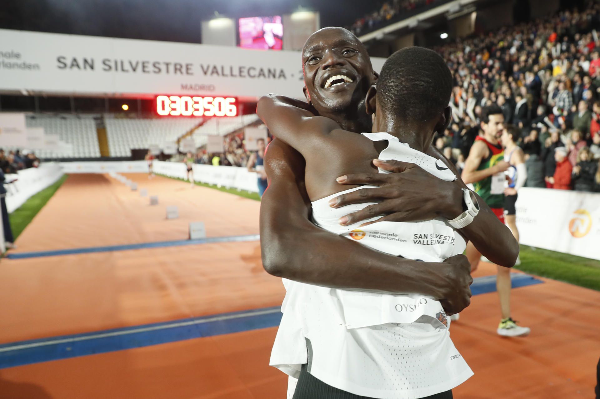 El ugandés Joshua Cheptengue y la keniata Esther Chesang tras imponer en sendas categorías profesionales de la popular San Silvestre Vallecana, en la que más de 41.000 corredores han participado por las calles de Madrid. EFE.