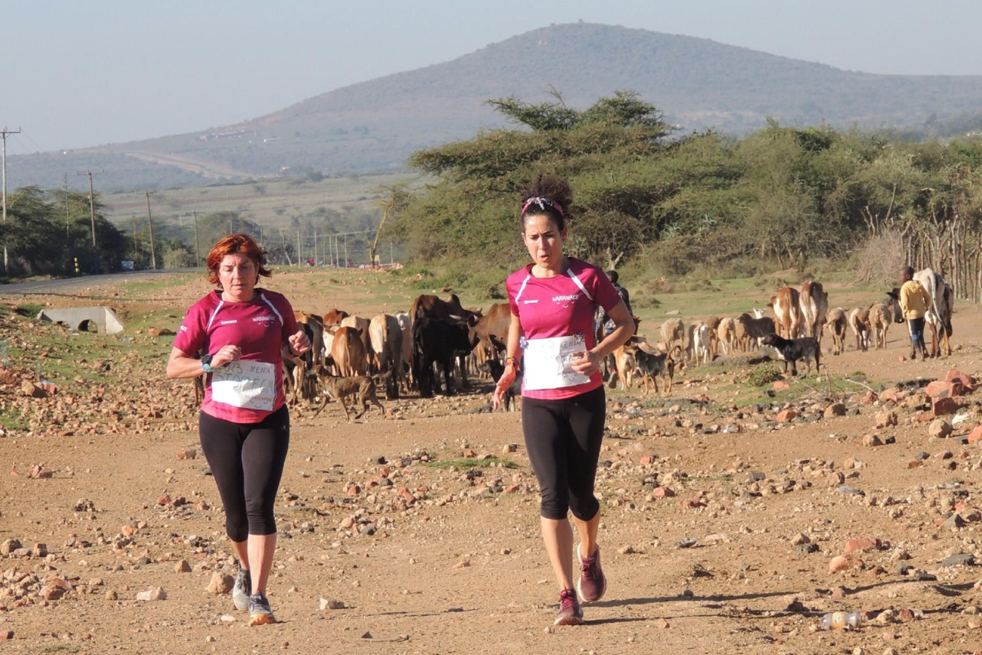 Mónica Batán y Elena Luna, de la ONG española Wanawake Mujer, despidieron el año corriendo un maratón por el Parque Natural Masai Mara con el objetivo de reivindicar el fin de la mutilación genital femenina. EFE.