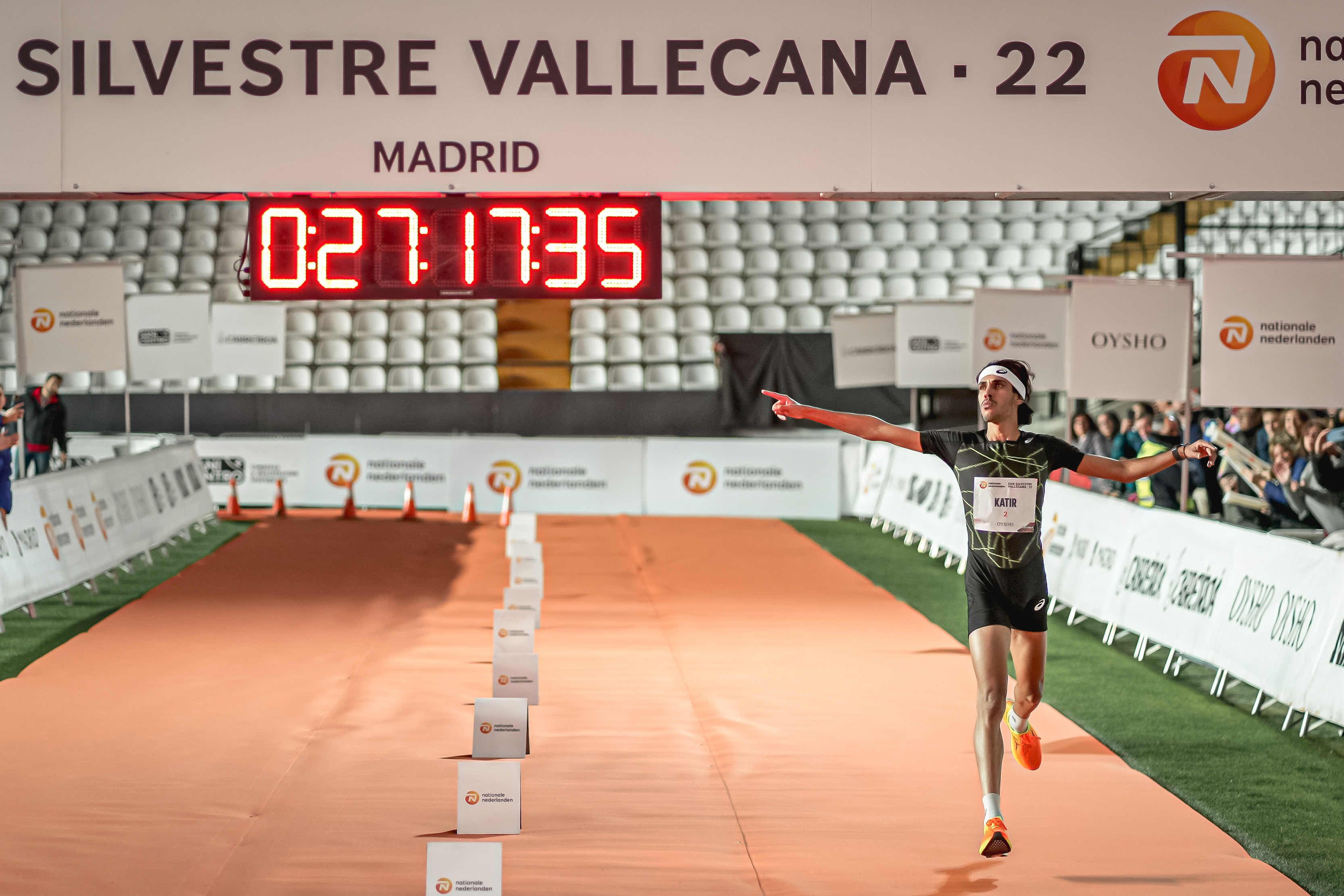 Mohamed Katir instantes antes de cruzar la meta de la Nationale Nederlanden San Silvestre Vallecana 2022 en 27:19; nunca un español había corrido tan rápido los 10 km. VSMPHOTOEVENTS