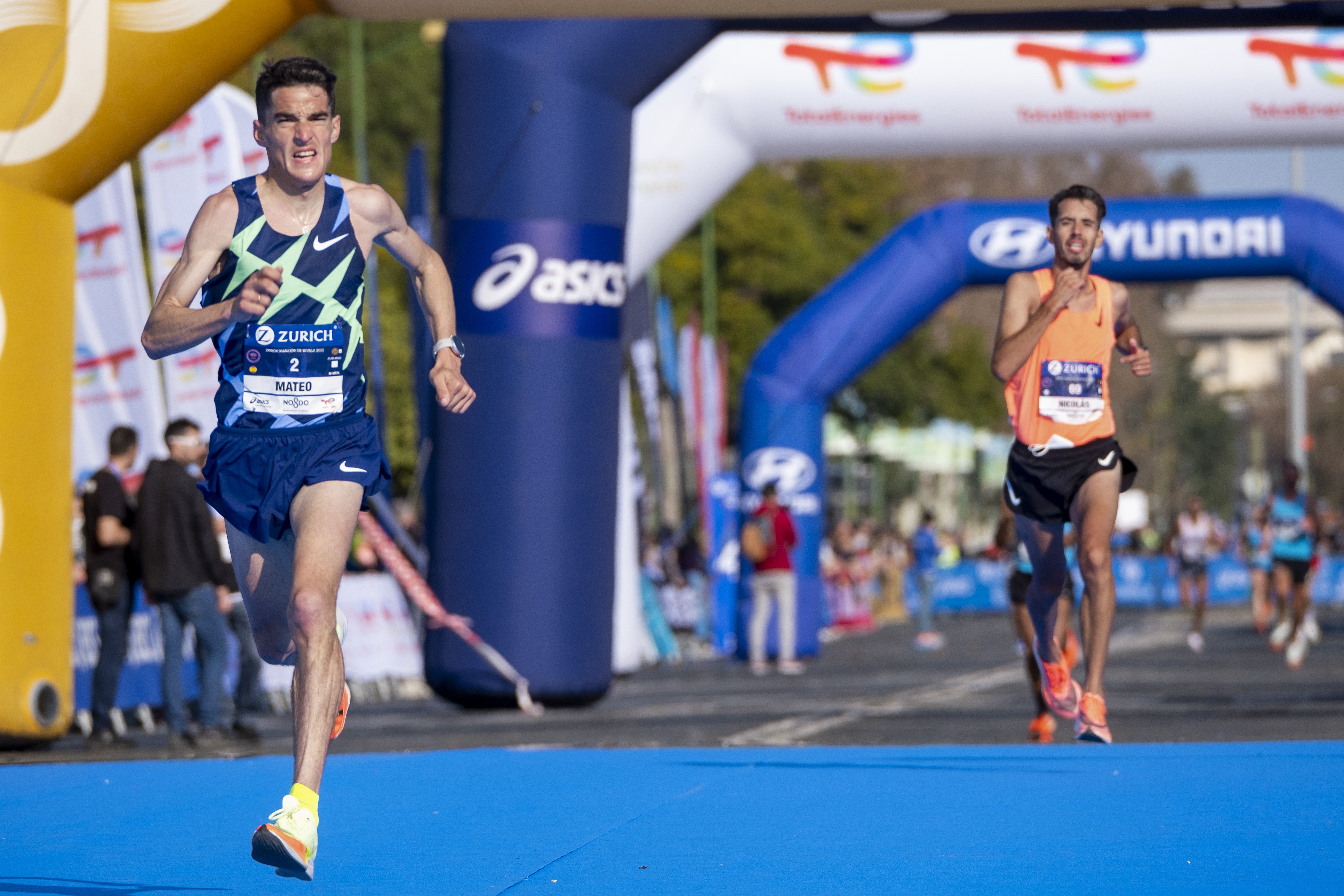 Dani Mateo en el Zurich Maratón de Sevilla 2022. JUANJO ÚBEDA.