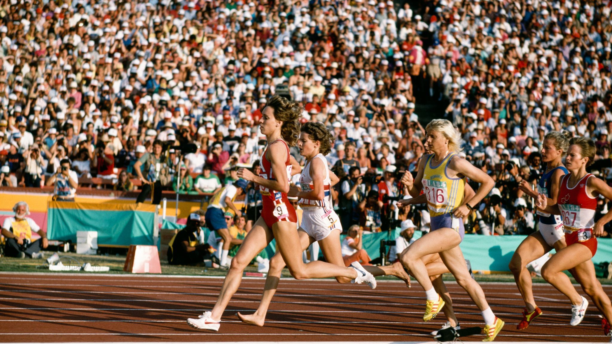 Una imagen de la final de los 3000 metros en 1984 antes de que se produjese la caída. SKY SPORTS. Una imagen de la final de los 3000 metros en 1984 antes de que se produjese la caída. SKY SPORTS.