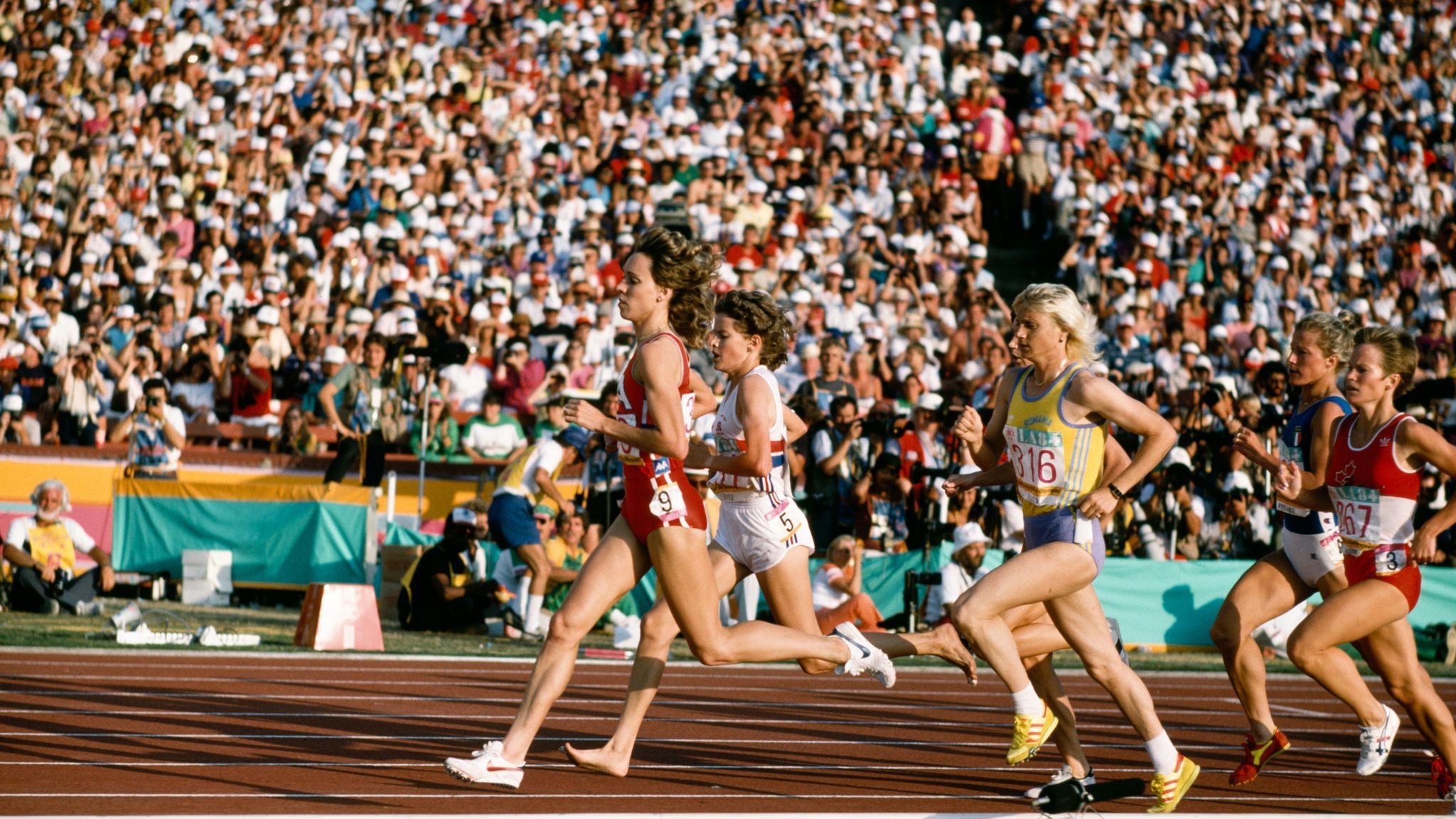 Una imagen de la final de los 3000 metros en 1984 antes de que se produjese la caída. SKY SPORTS.