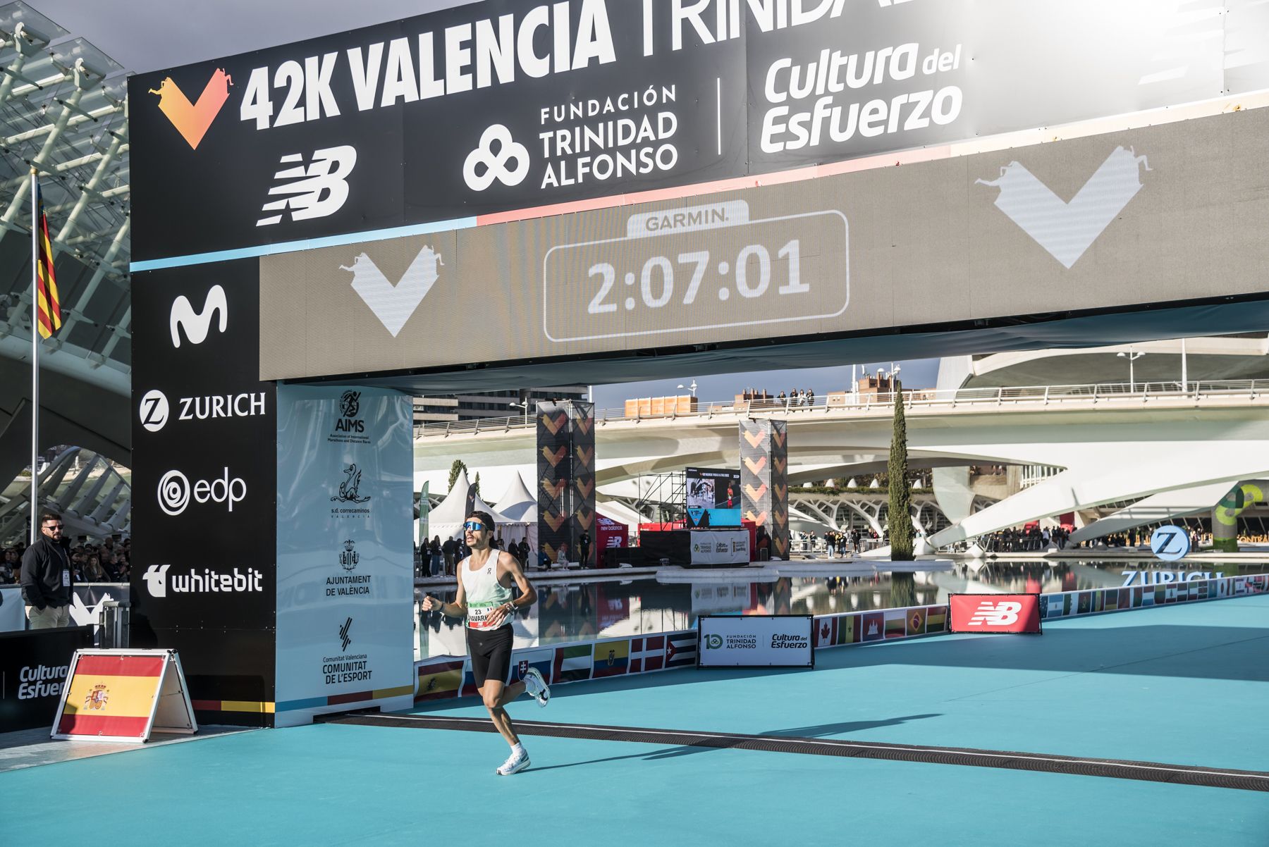 Nicolas Navarro en la meta del Maratón de Valencia Trinidad Alfonso 2022. MVTA.