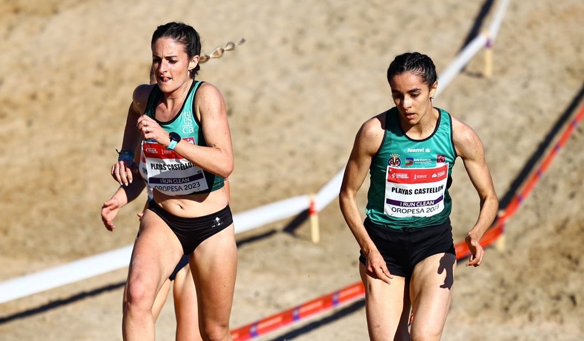 Cristina Espejo y Naima Ait Alibou durante la competición en Oropesa del Mar. SPORTMEDIA.