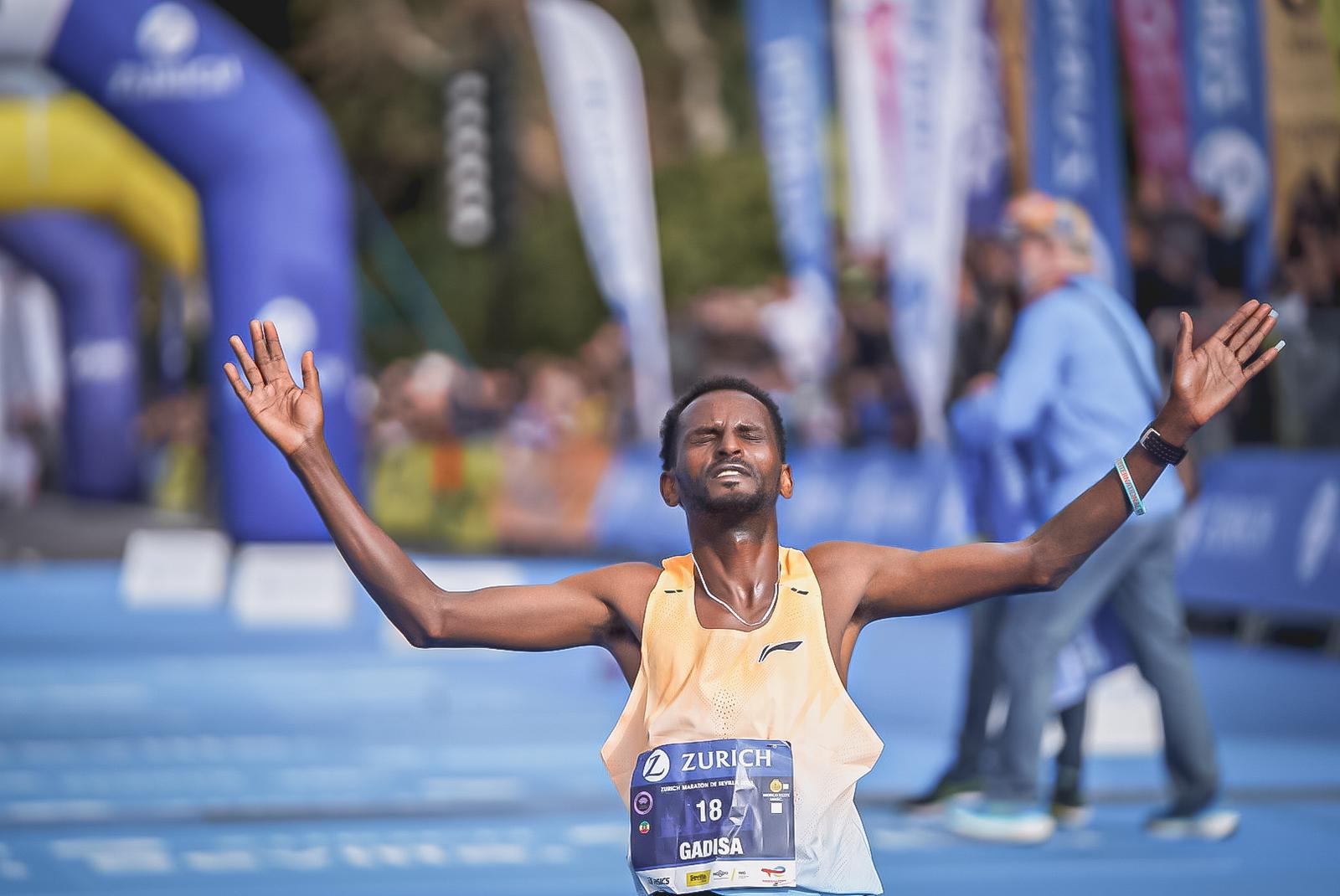 El ganador cruzó la meta con un tiempo de 2:04:59 logrando la mejor marca mundial del año. VSM PHOTOEVENTS.