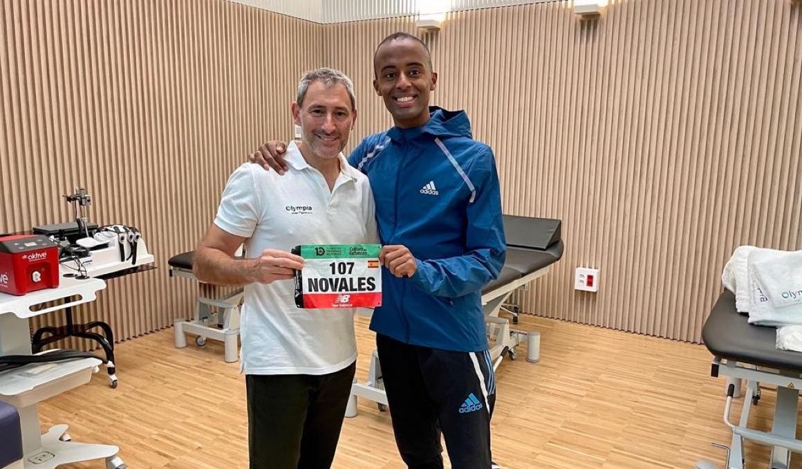 Ángel Basas y Tariku Novales después del éxito de este último en el Maratón de Valencia.