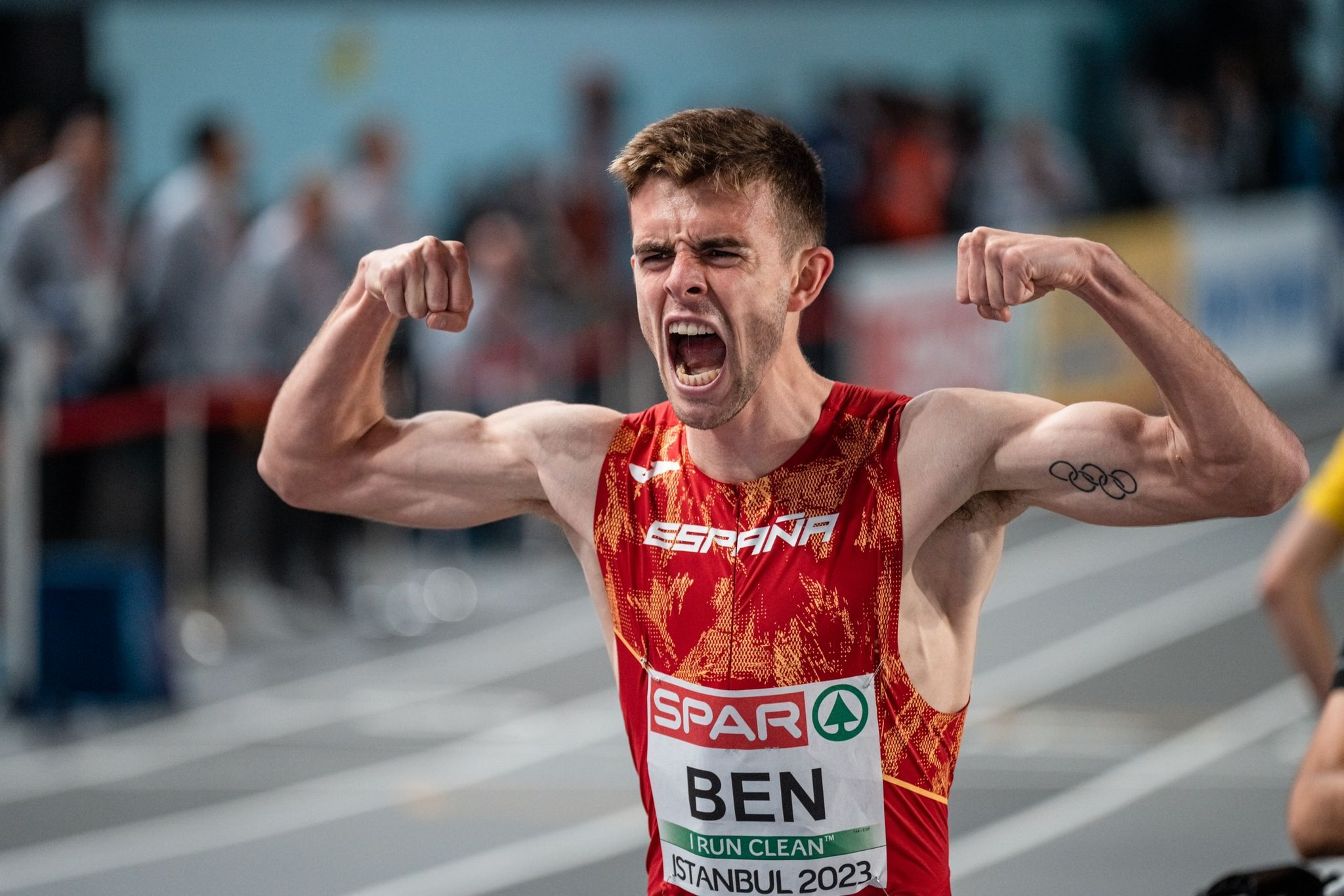 Adrián Ben celebrando el título de campeón de Europa de 800 metros en pista cubierta. SPORTMEDIA.