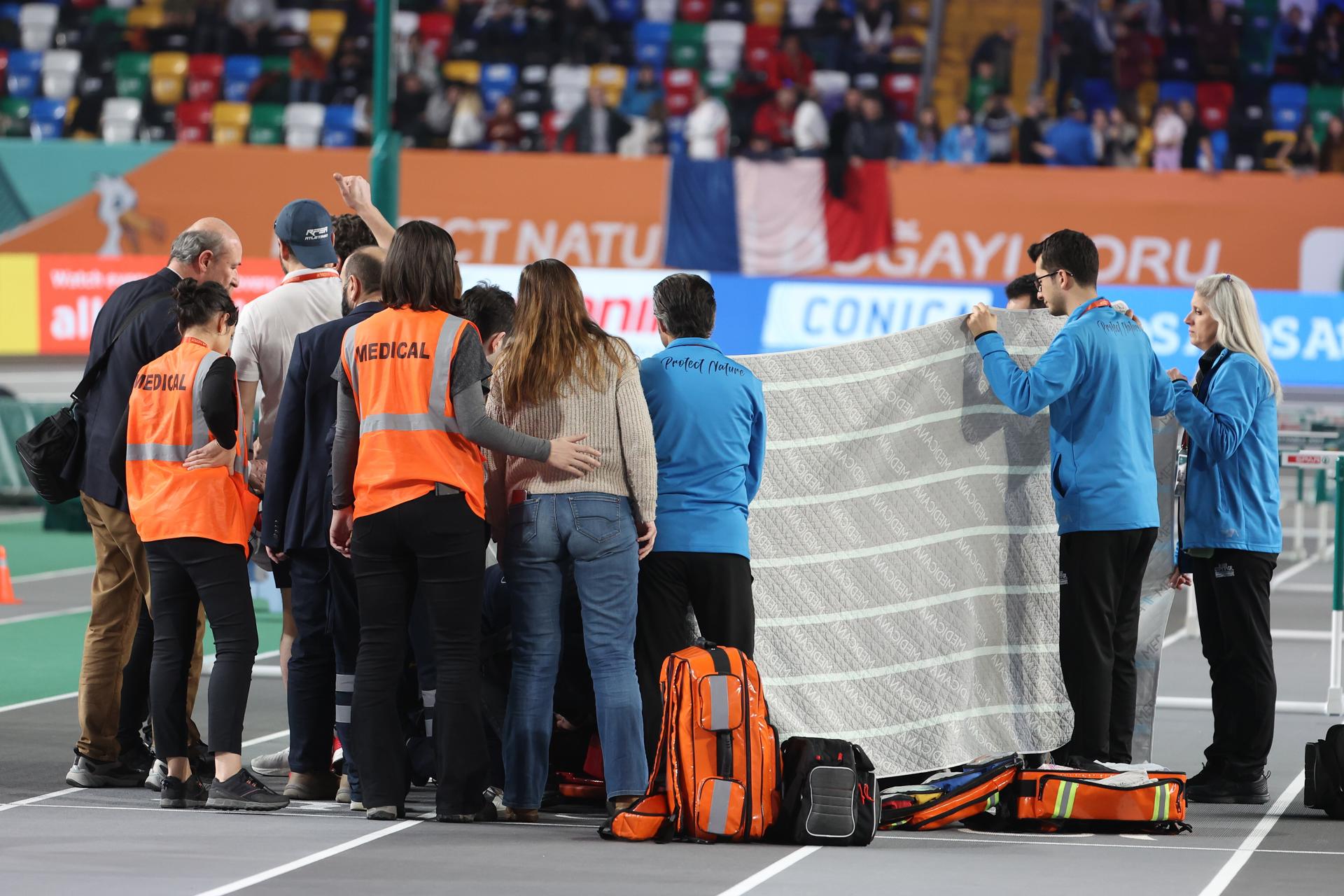 Momento en el que los sanitarios atendían a Quique Llopis en la pista de Estambul. EFE.
