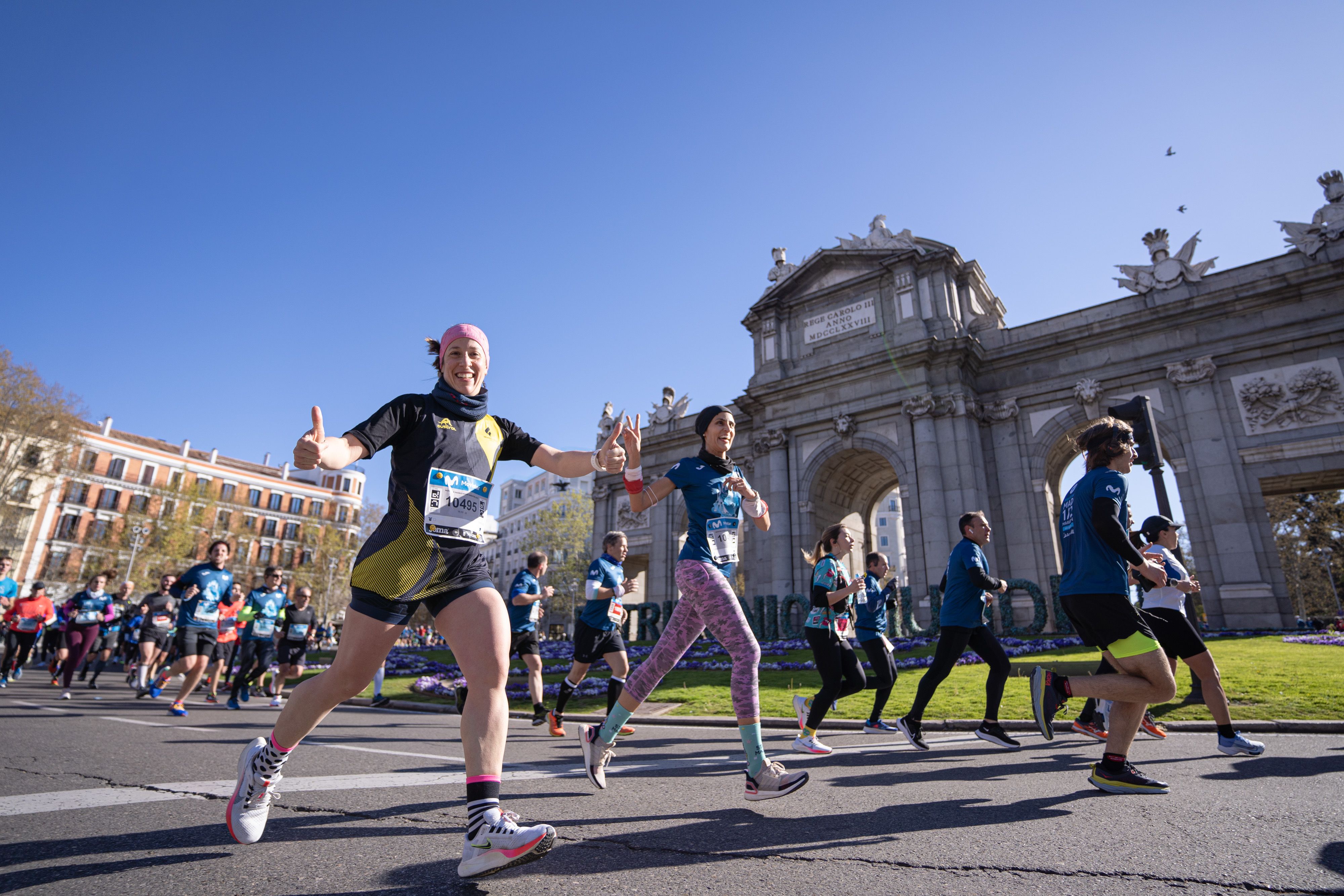 Imagen del Movistar Madrid Medio Maratón al paso por la Puerta de Alcalá