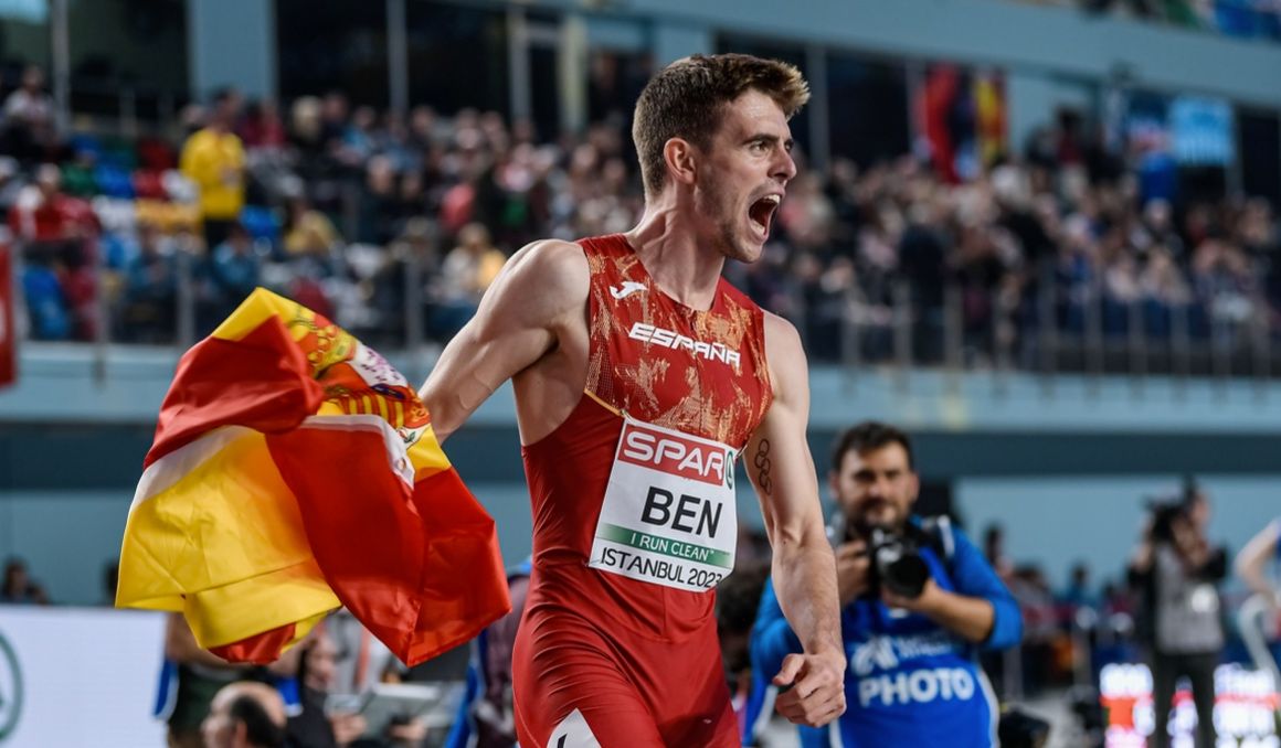 Adrián Ben celebrando el título de campeón de Europa en pista cubierta en 2023. SPORTMEDIA.