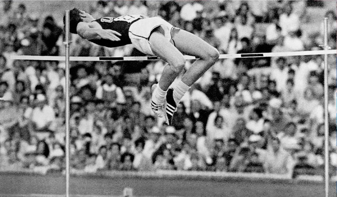 Una imagen de Dick Fosbury saltando de espaldas. WORLD ATHLETICS.