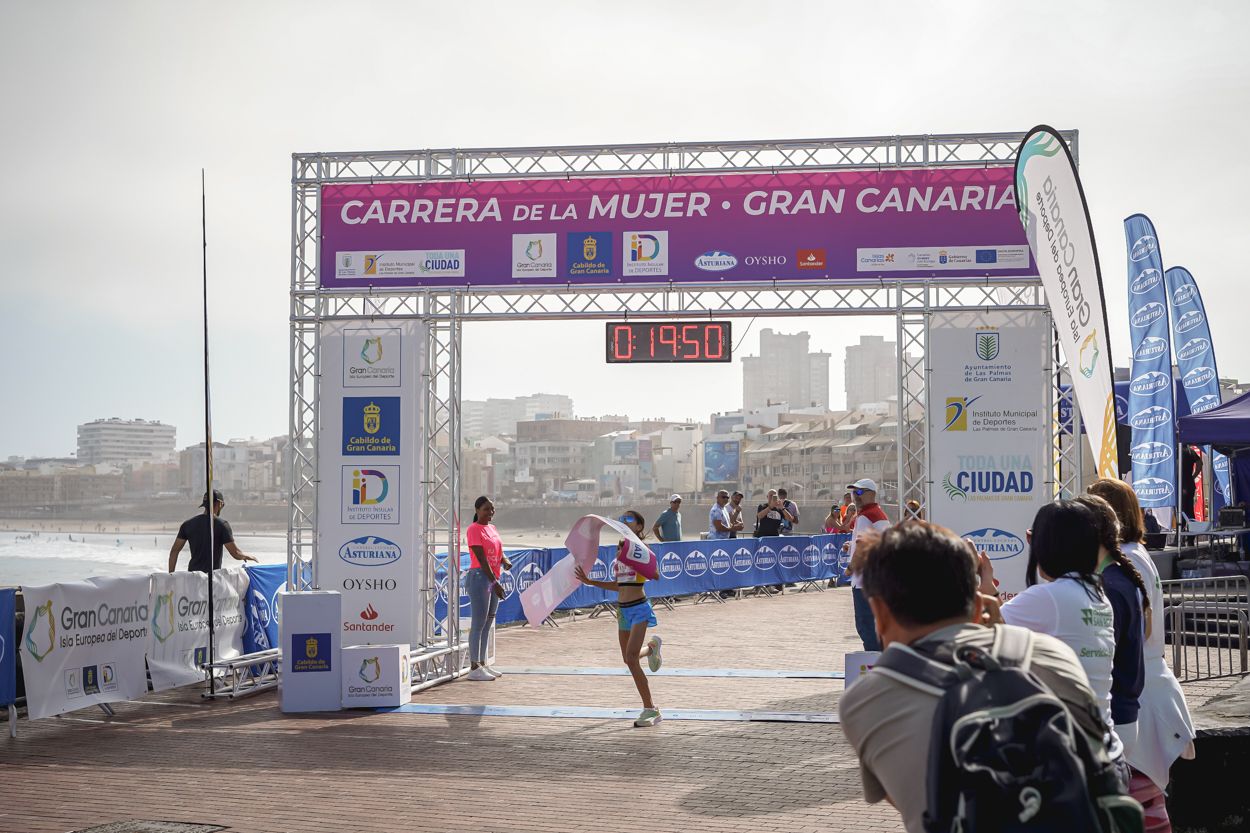 Las fotos de meta de la Carrera de la Mujer de Gran Canaria11 19 00 15701 O