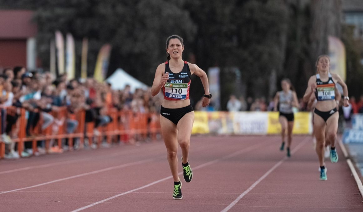 Isabel Barreiro a punto de cruzar la línea de meta en los 10.000 metros de Burjassot. SPORTMEDIA.