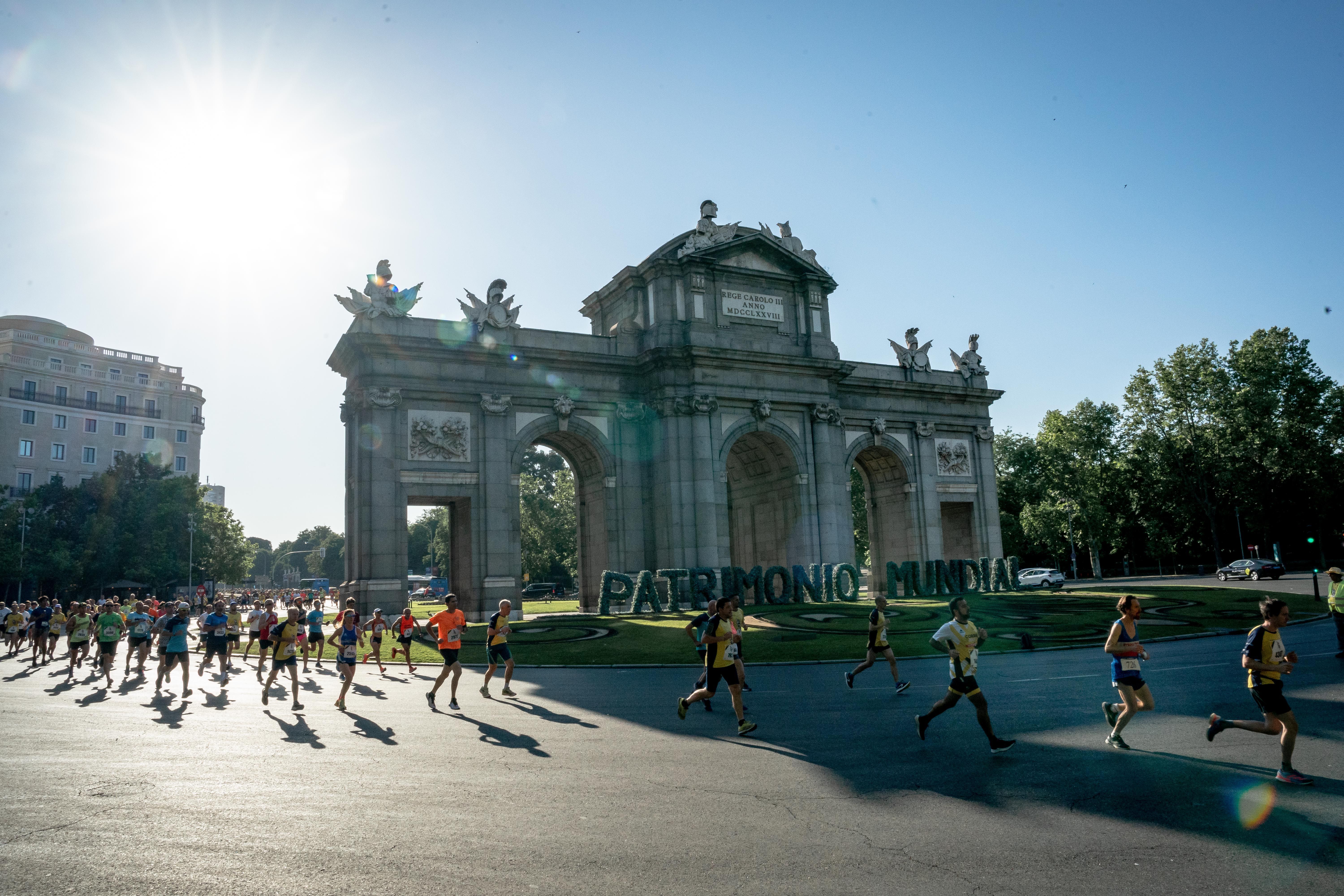 Corredores de la carrera Liberty al paso por la Puerta de Alcalá