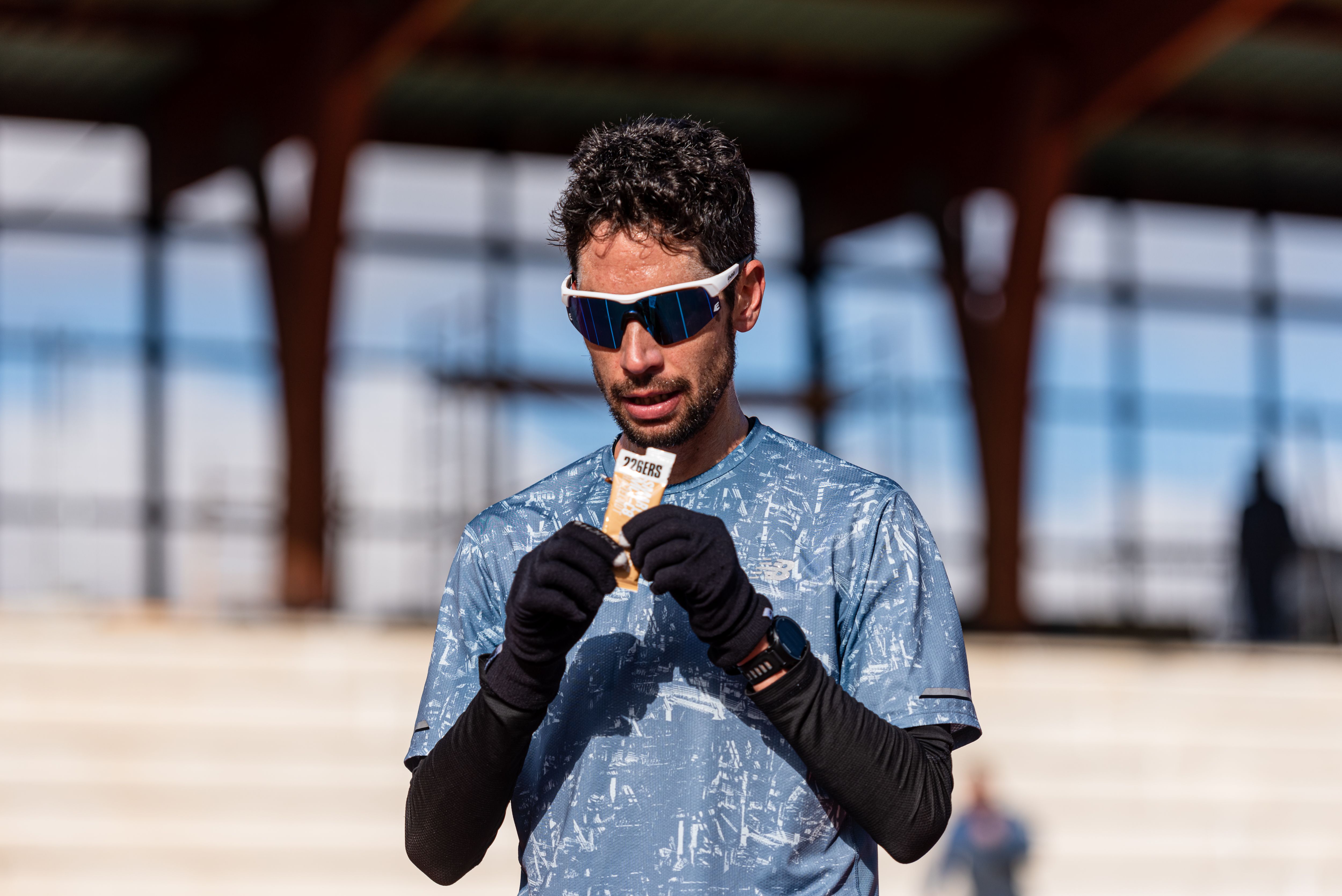 Javi Guerra sabe que la nutrición deportiva juega un papel igual o más determinante que las zapatillas con placa de carbono a la hora de enfrentarse a los 42,195 km. FOTORUNNERS Javi Guerra sabe que la nutrición deportiva juega un papel igual o más determinante que las zapatillas con placa de carbono a la hora de enfrentarse a los 42,195 km. FOTORUNNERS