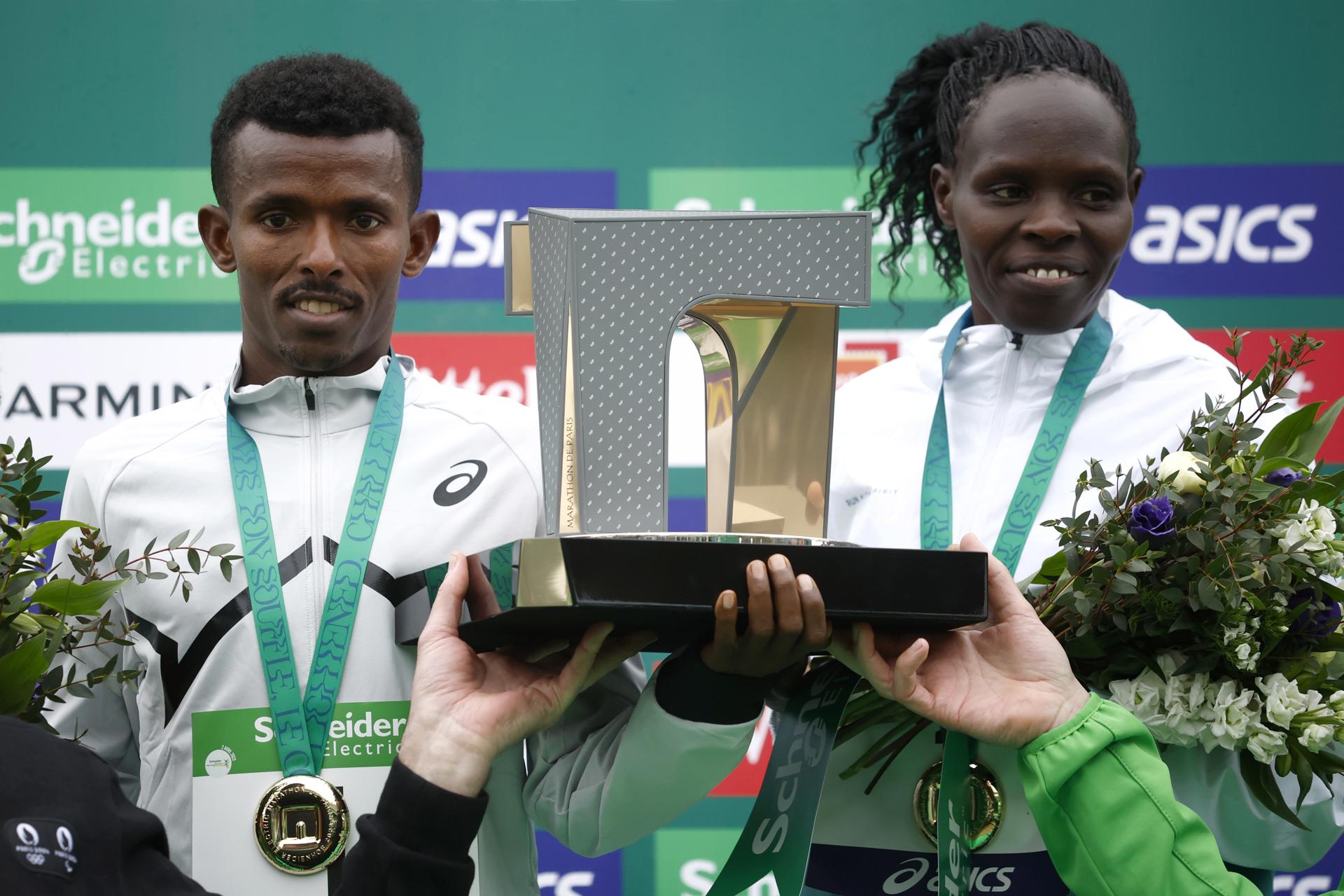 Los dos ganadores del Maratón de París 2023. EFE.