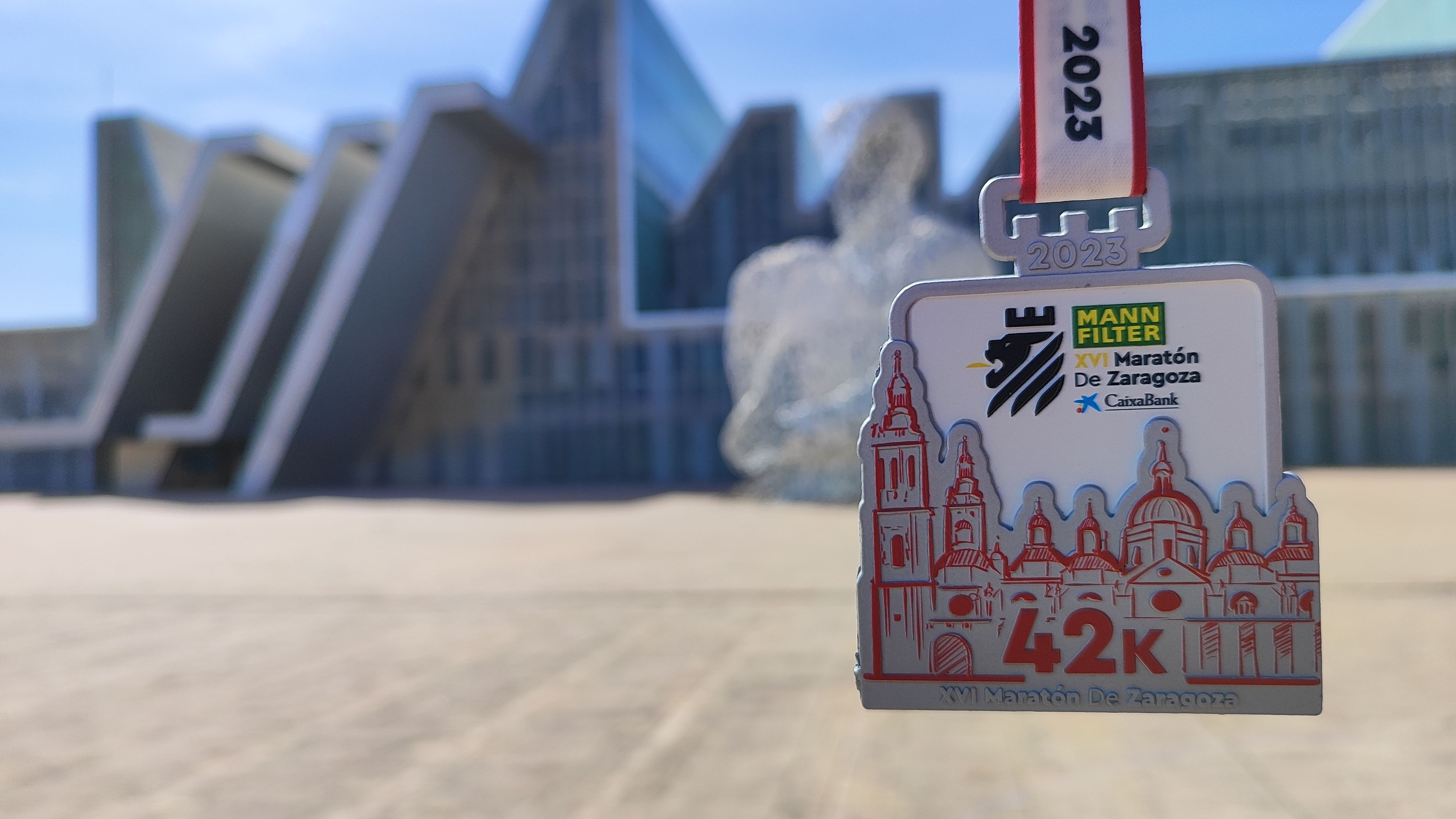 Esta fue la medalla de finisher del Maratón de Zaragoza 2023. LAST LAP.