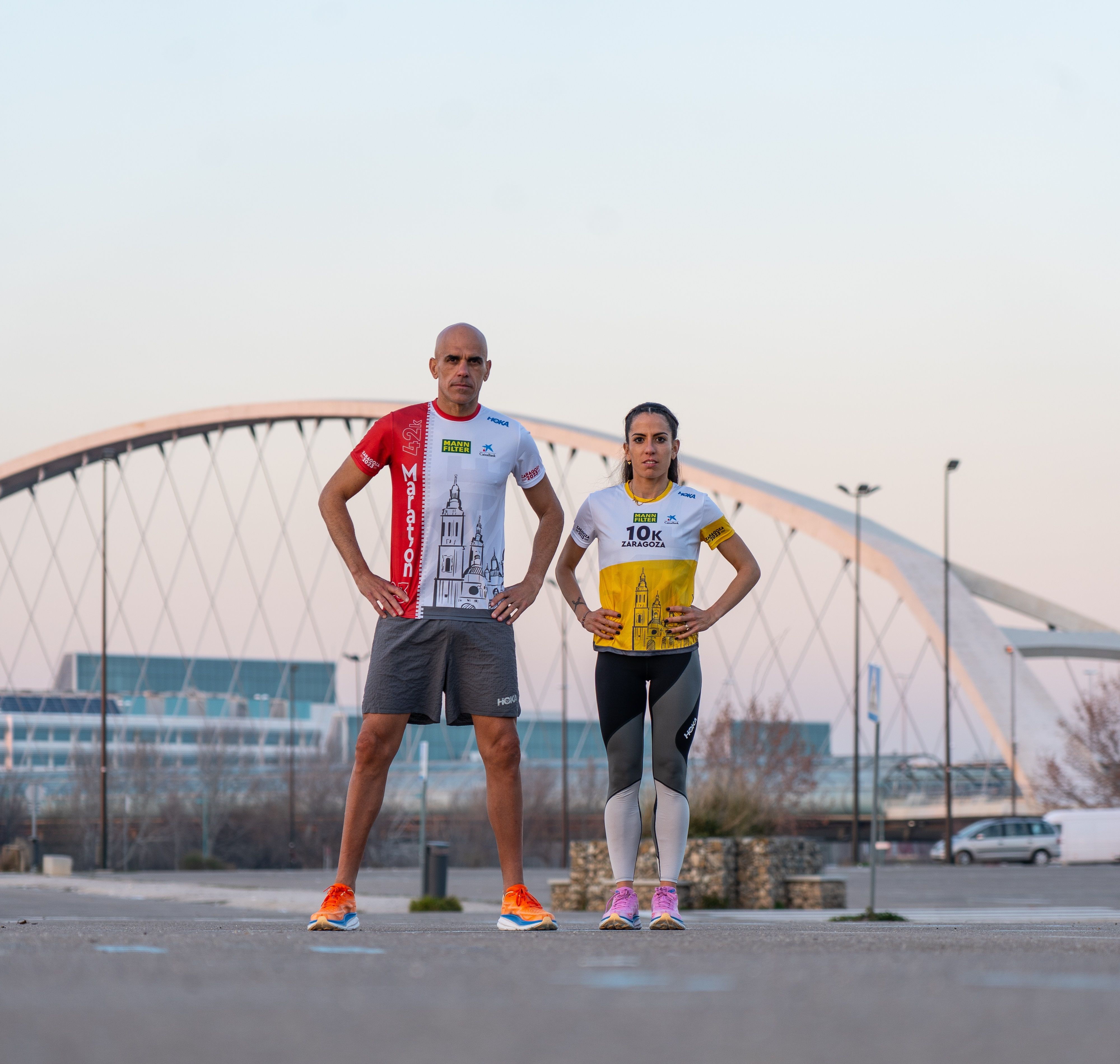 Reyes Estévez y Lidia Campo posando con las camisetas oficiales del MANN-FILTER Maratón de Zaragoza; la roja es la que recibirán los que se atrevan con el maratón y la amarilla la reservada a los participantes del 10K. KRADVIDEO Reyes Estévez y Lidia Campo posando con las camisetas oficiales del MANN-FILTER Maratón de Zaragoza; la roja es la que recibirán los que se atrevan con el maratón y la amarilla la reservada a los participantes del 10K. KRADVIDEO