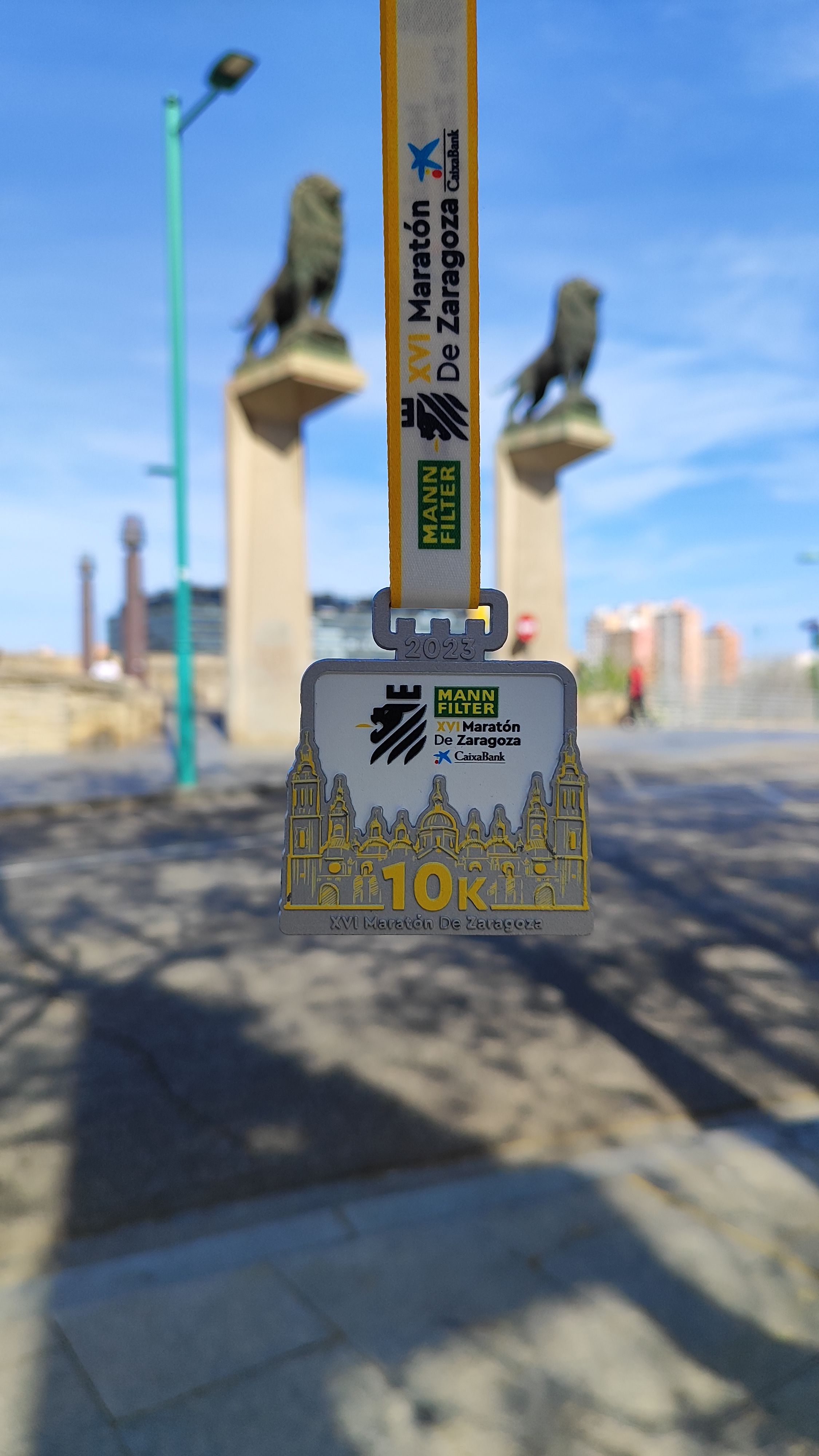 Esta es la medalla que se colgarán los que crucen la línea de meta de la prueba de 10 km. ADRIÁN ARCOS Esta es la medalla que se colgarán los que crucen la línea de meta de la prueba de 10 km. ADRIÁN ARCOS